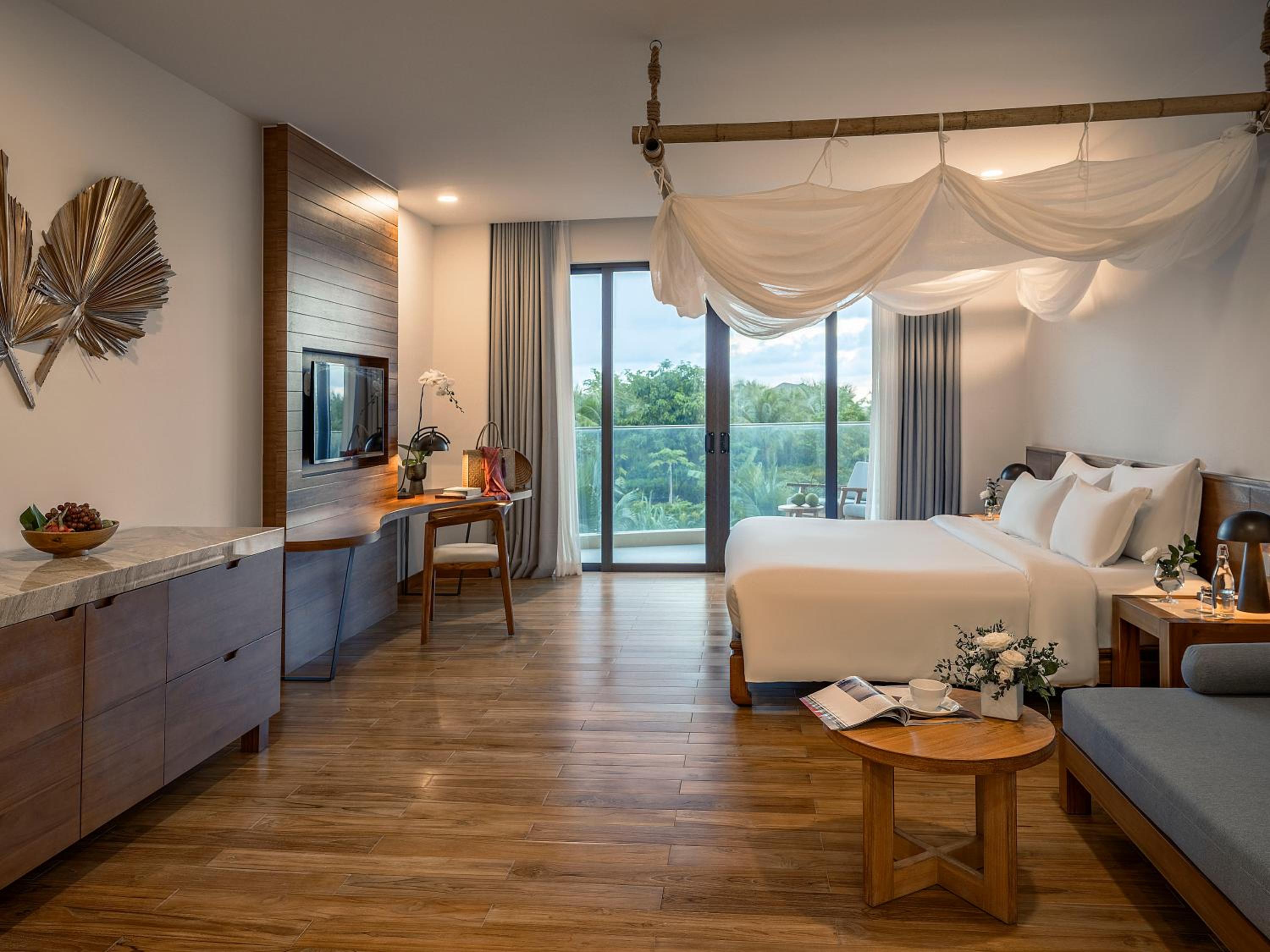 Deluxe Garden View with King Bed - Photo 4