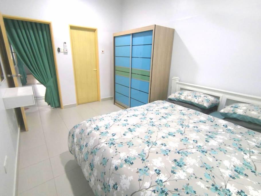 Three-Bedroom House photo 2