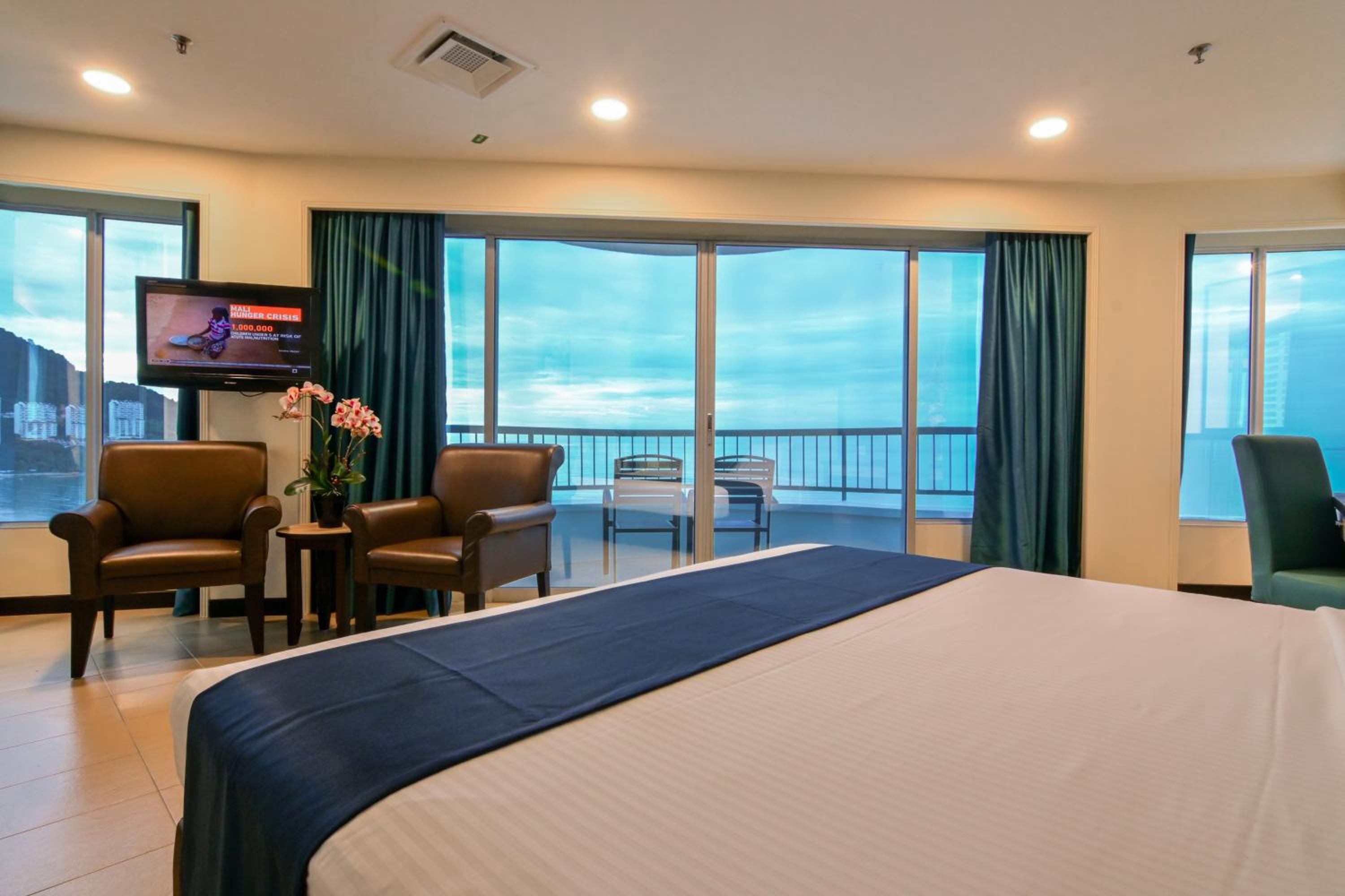 Three-Bedroom Suite (Newly Renovated) - Photo 3
