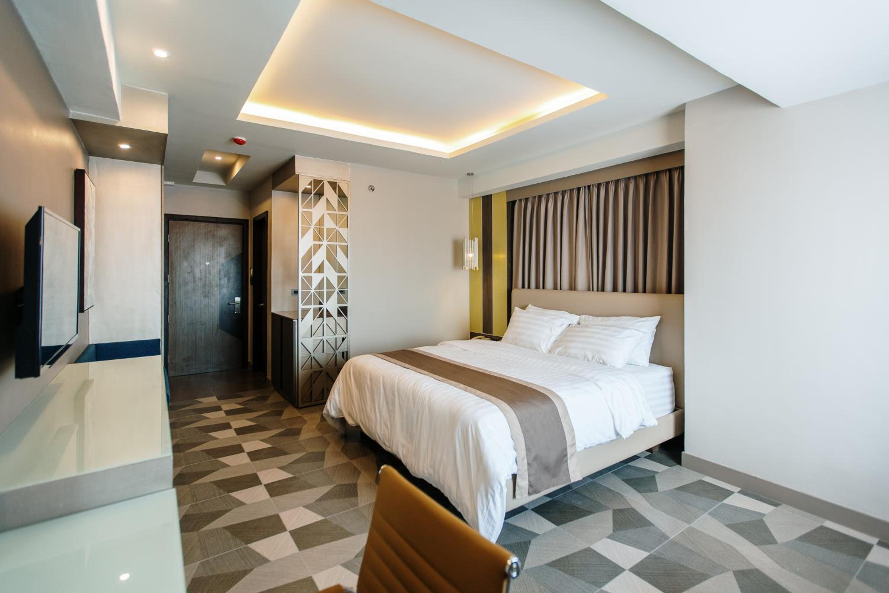Deluxe King Room - Photo 7