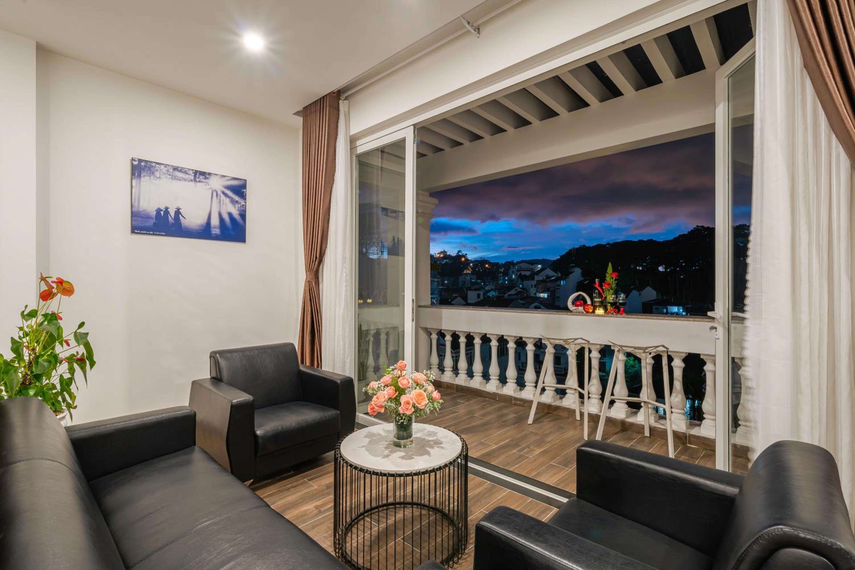 Suite with Mountain View - Photo 9