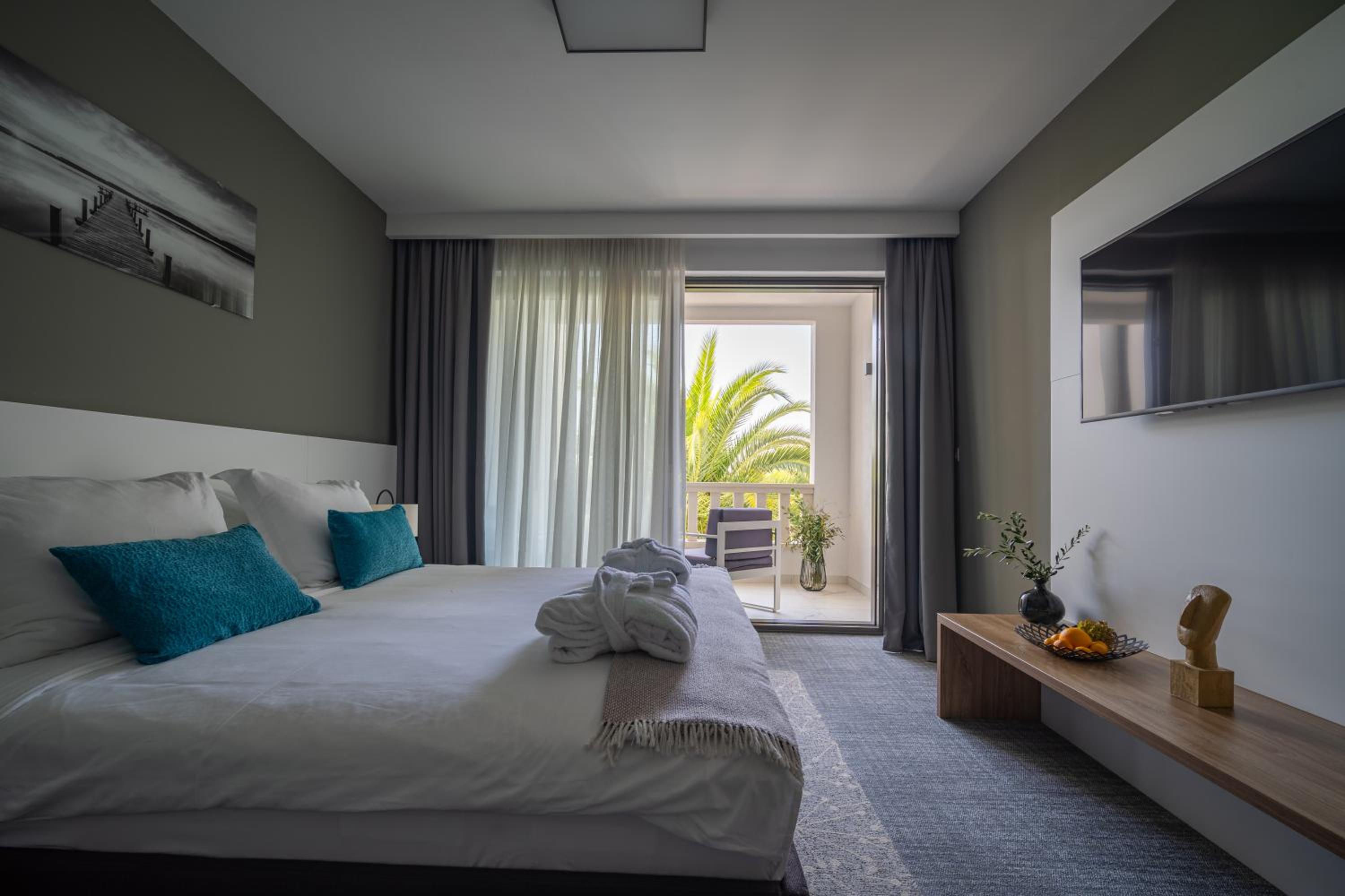 Deluxe Double Room with Balcony - Pool View - Photo 2