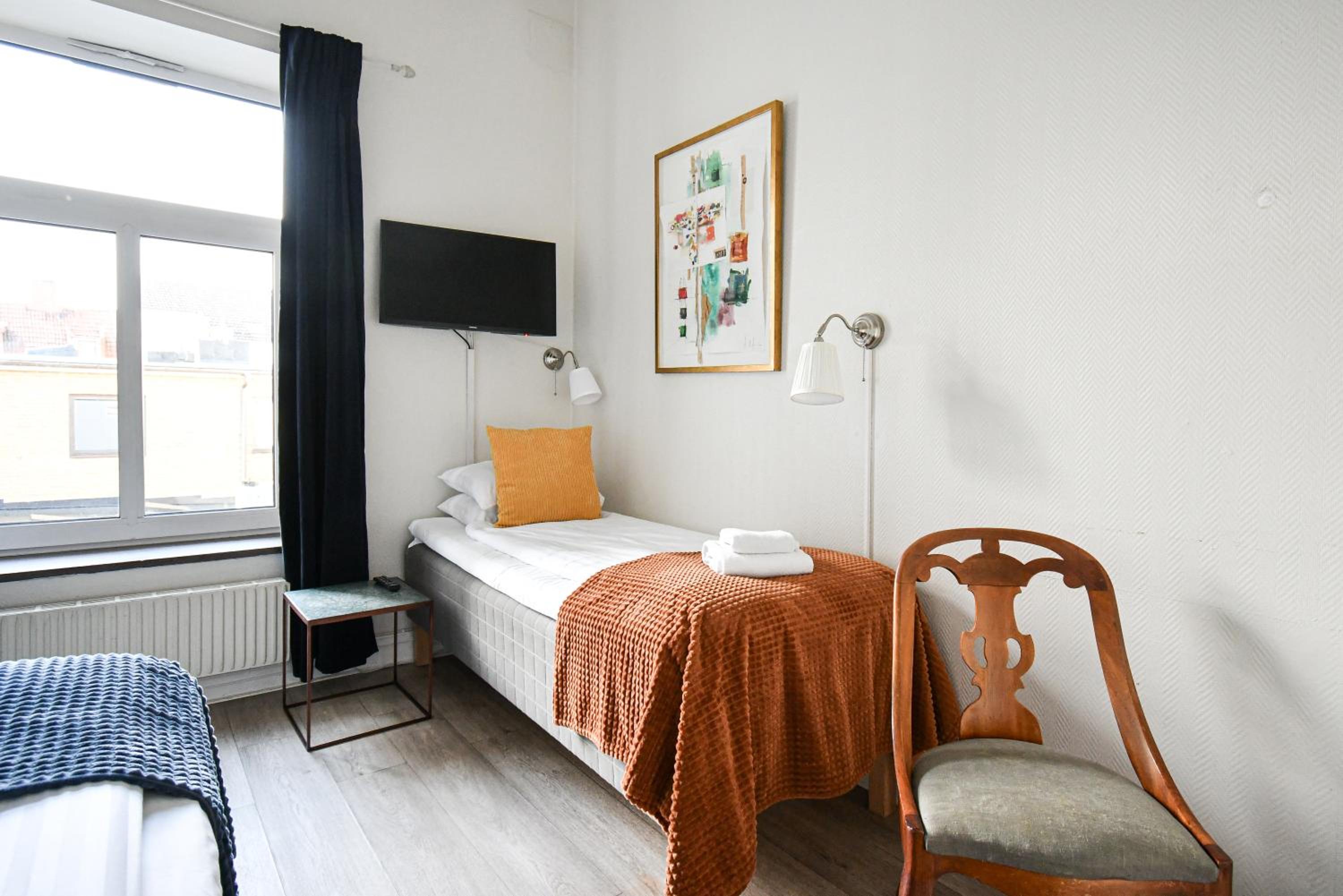 Standard Twin Room - 31 in bed photo 1