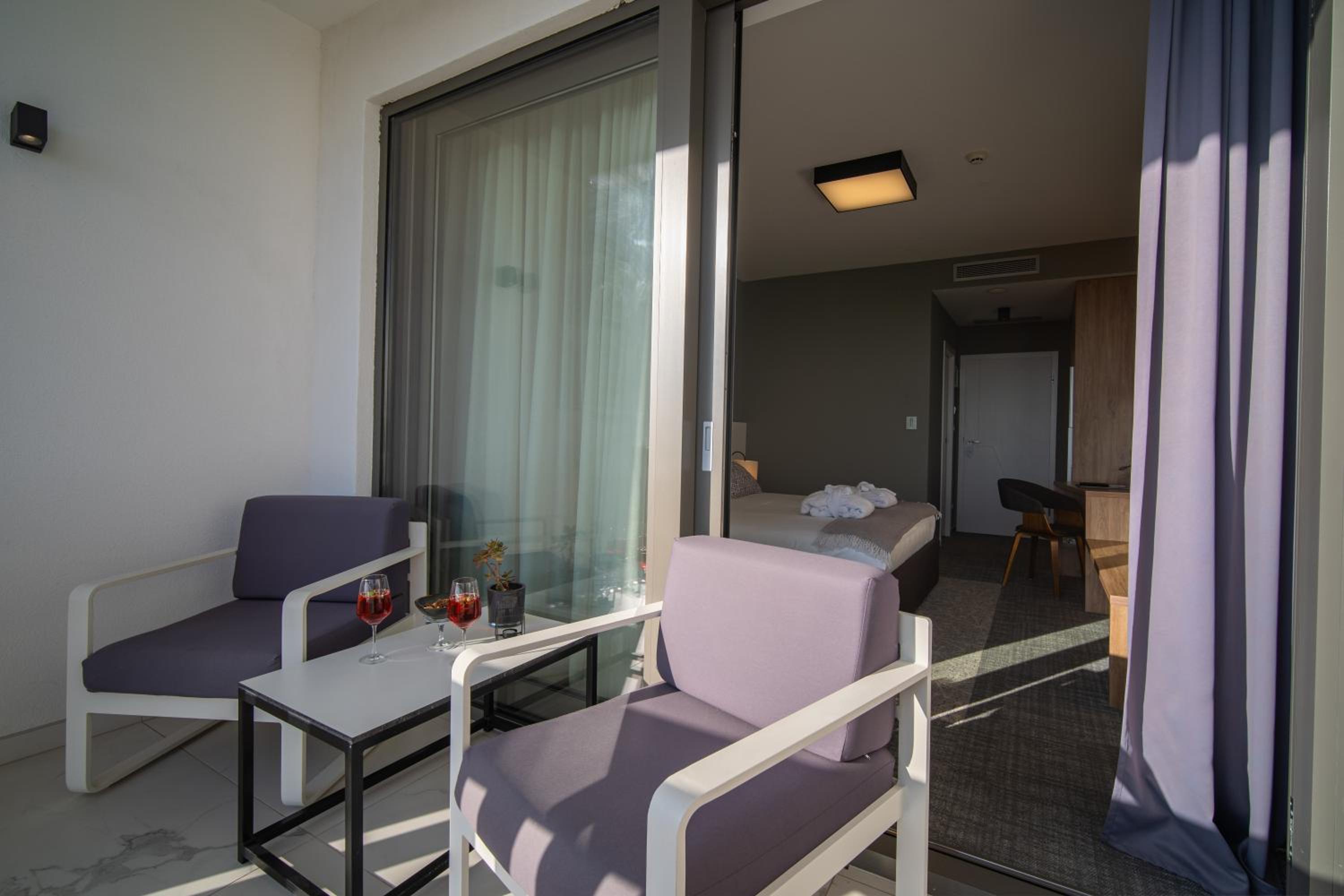 Deluxe Double Room with Balcony and Sea View - Photo 5