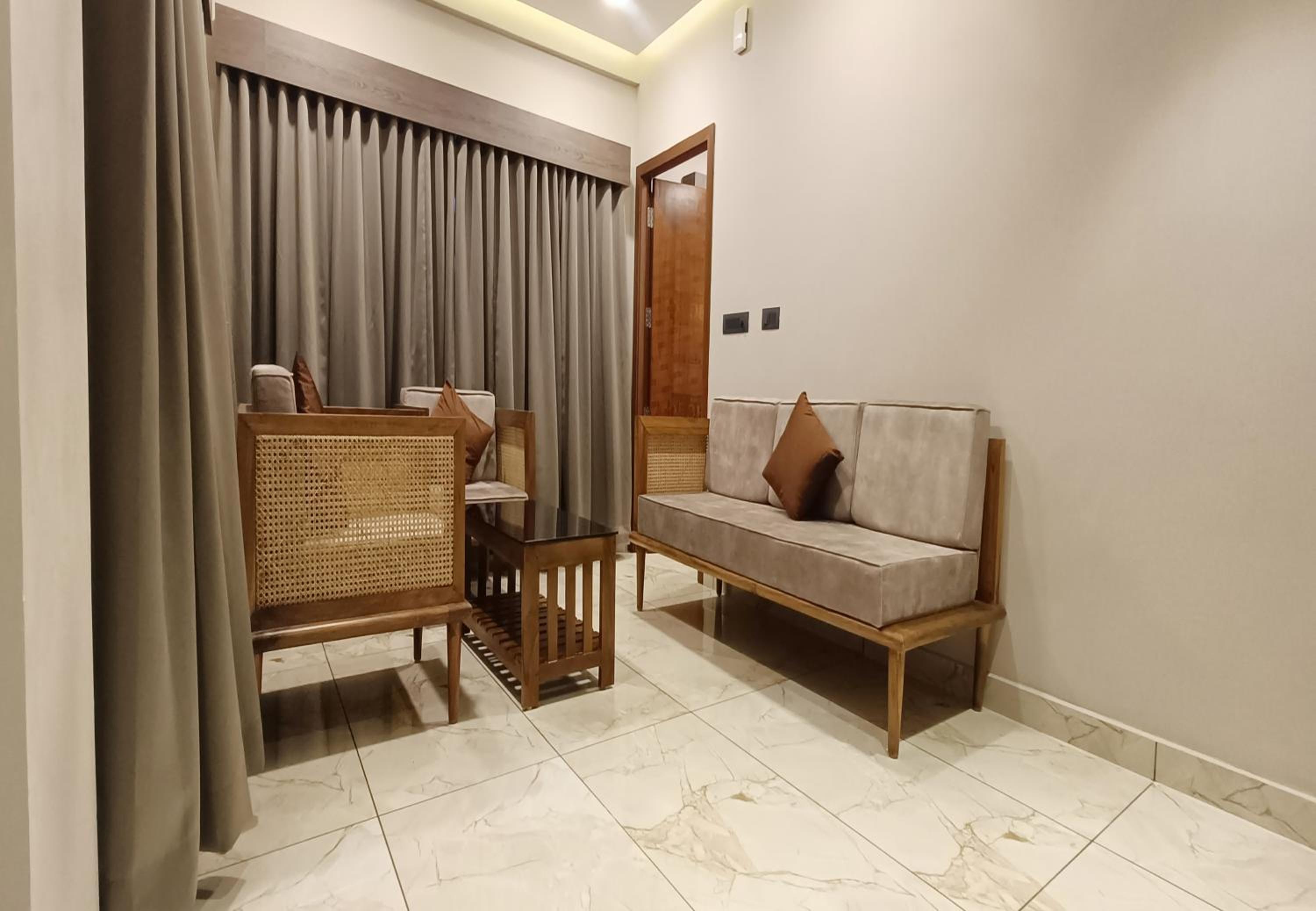Junior Suite with Balcony - Photo 5