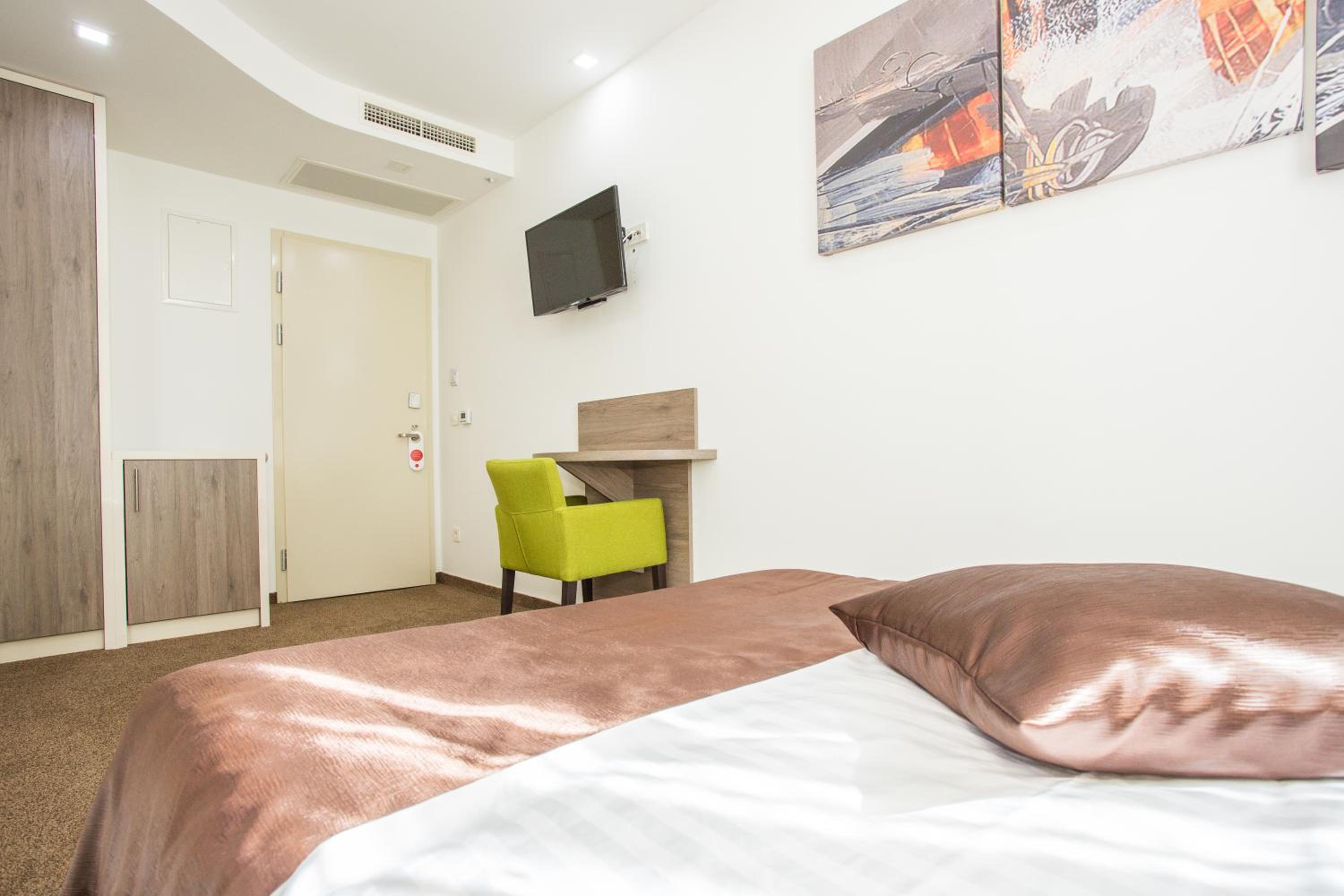 Budget Double Room photo 3