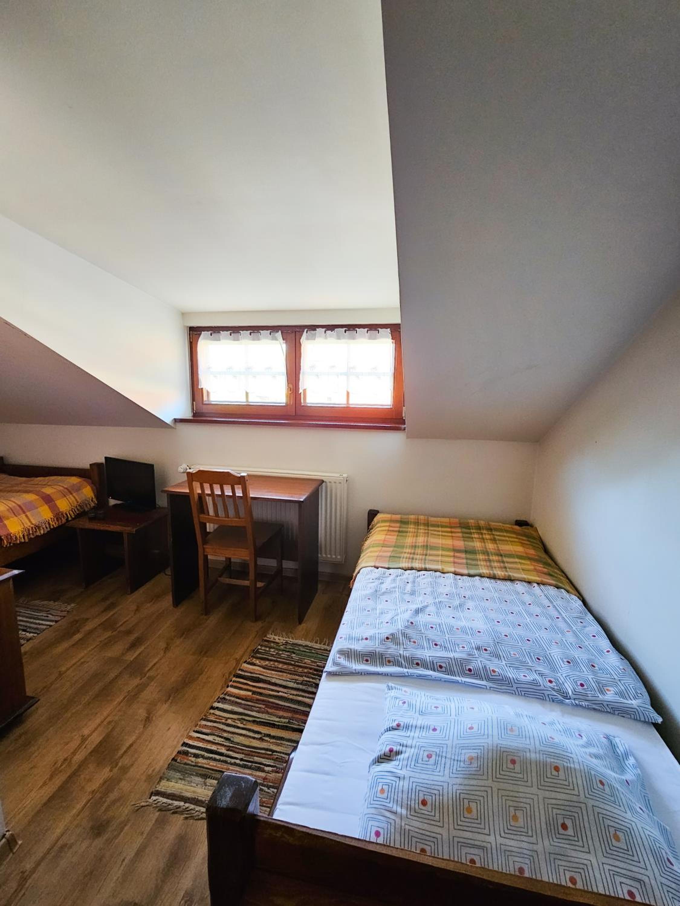 Twin Room - Photo 4