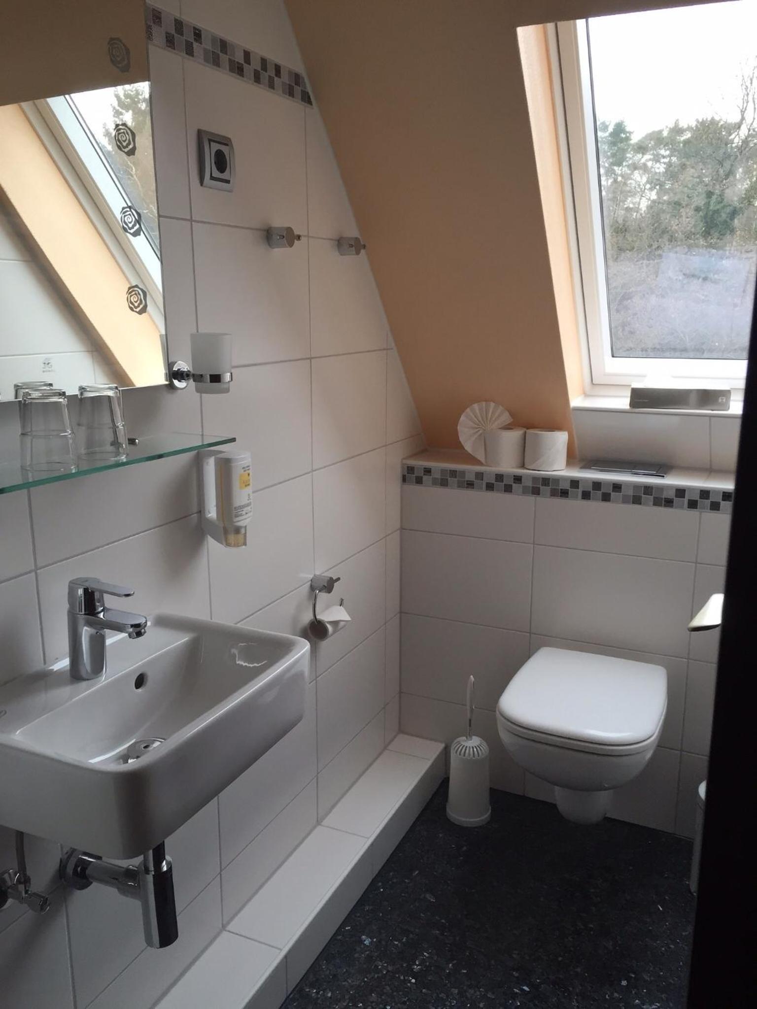 Basic Double Room without Shower - Photo 3