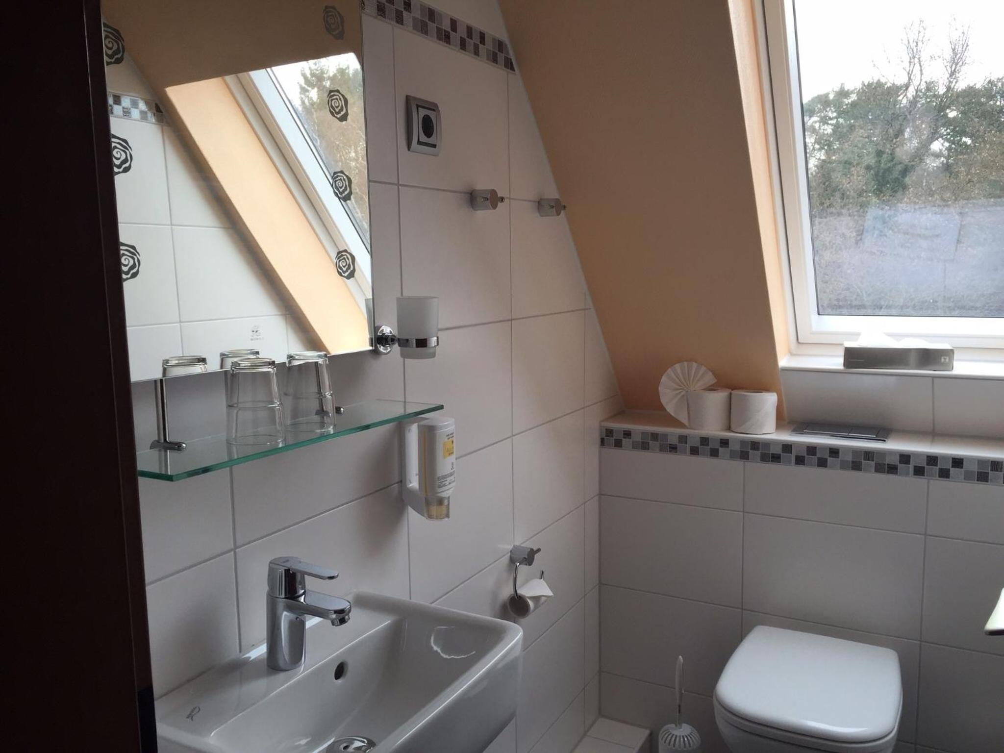 Basic Double Room without Shower - Photo 5