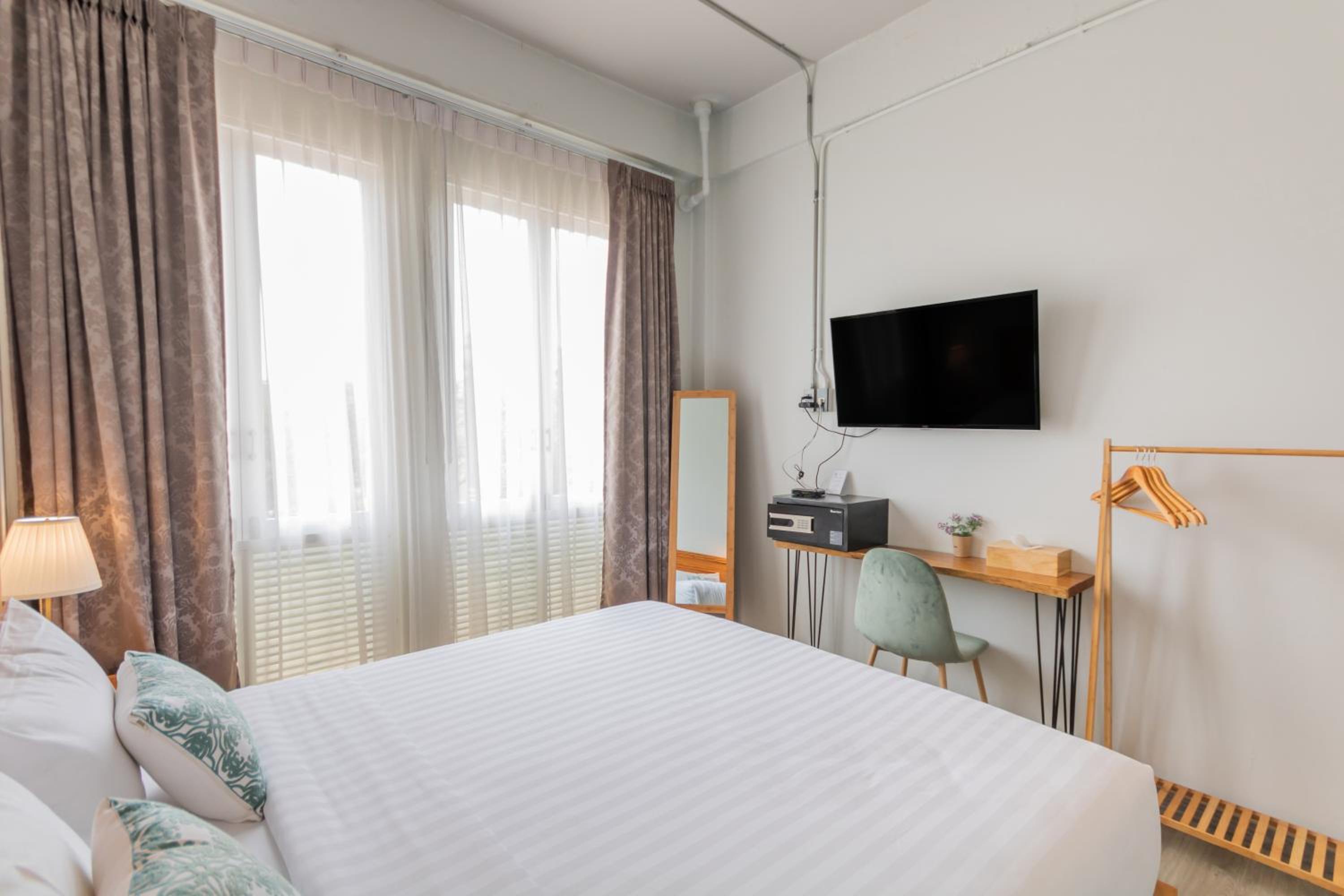 Deluxe King Room - Photo 15