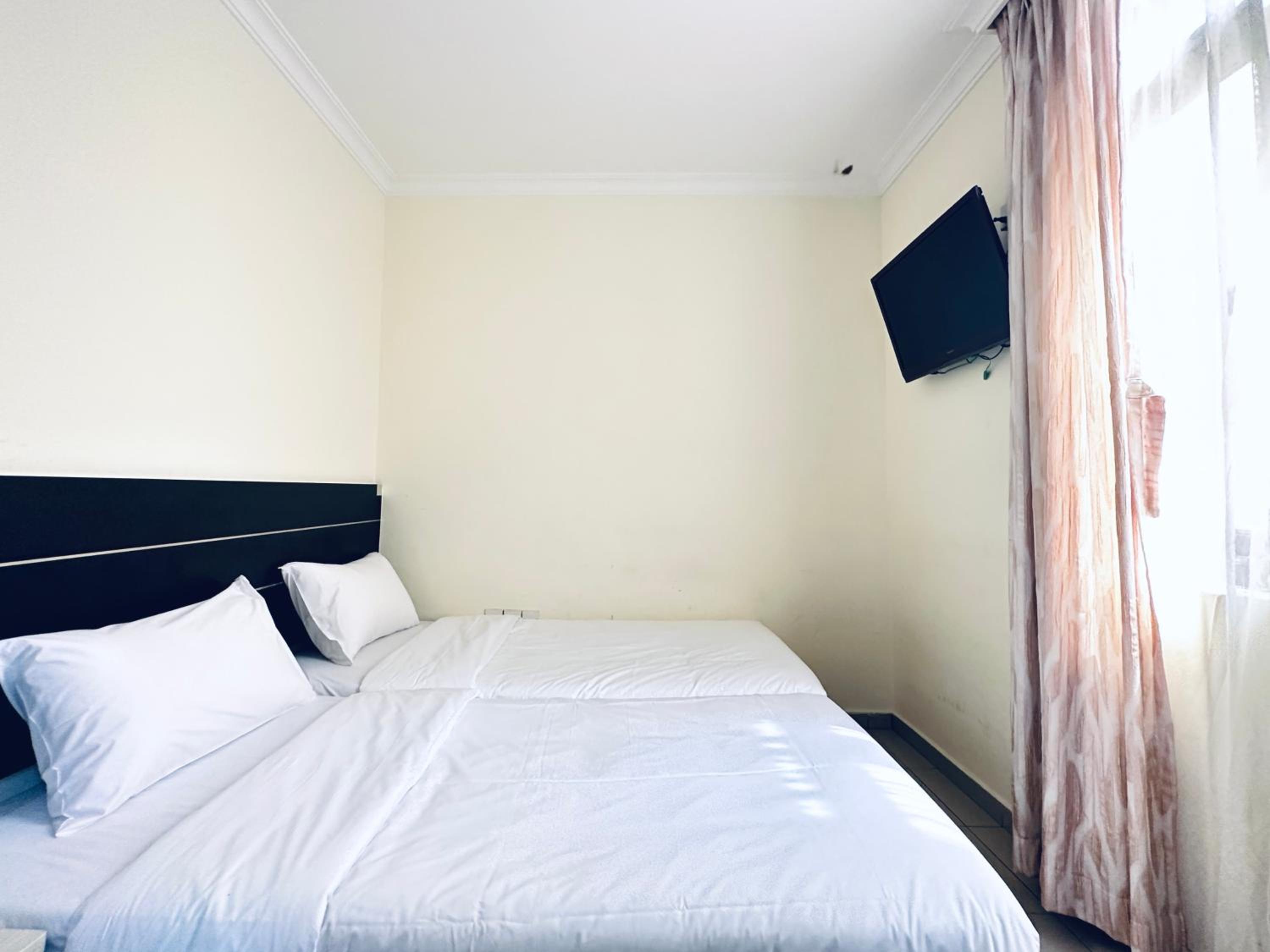 Standard Twin Room photo 2