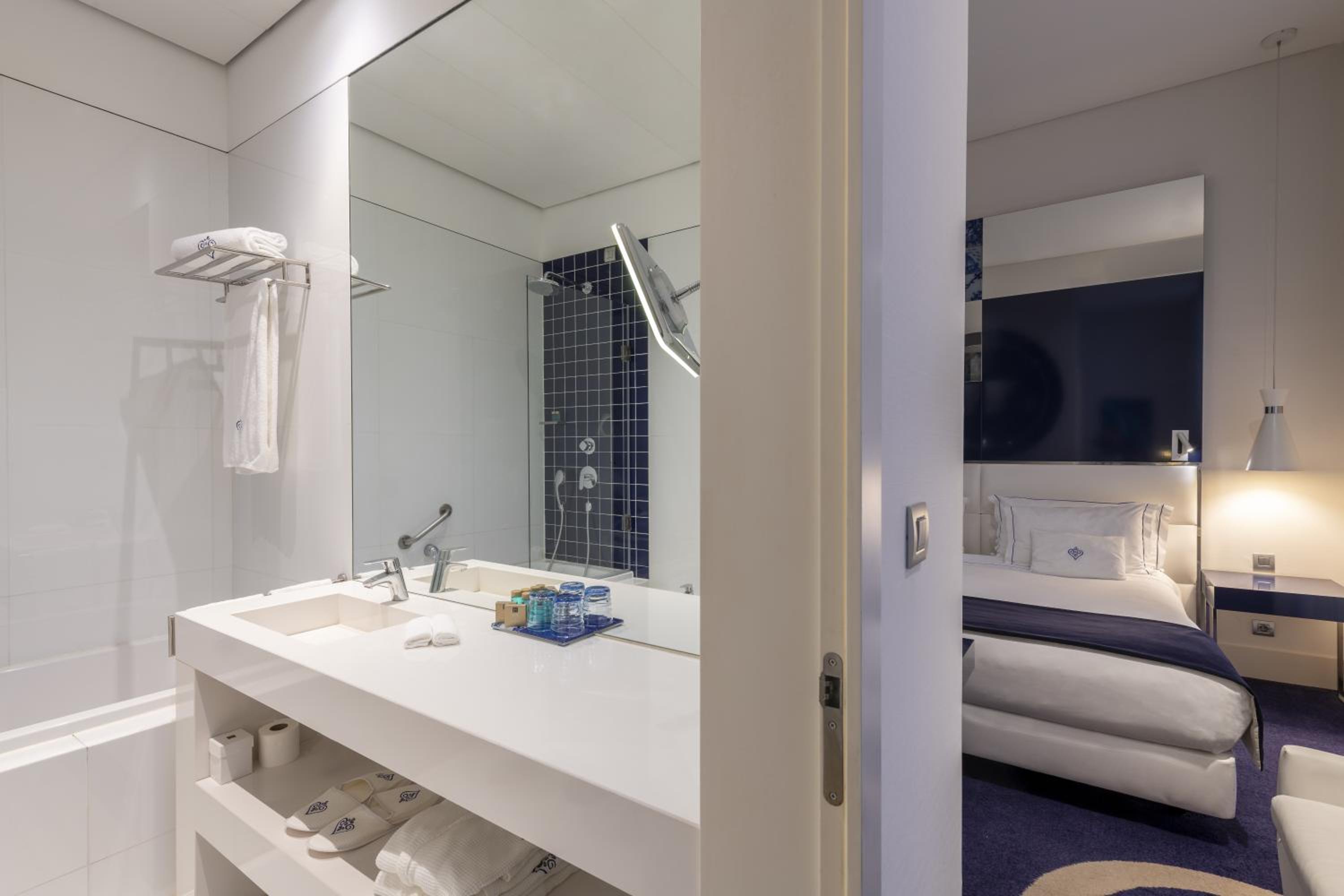 Deluxe Double or Twin Room thumbnail 5