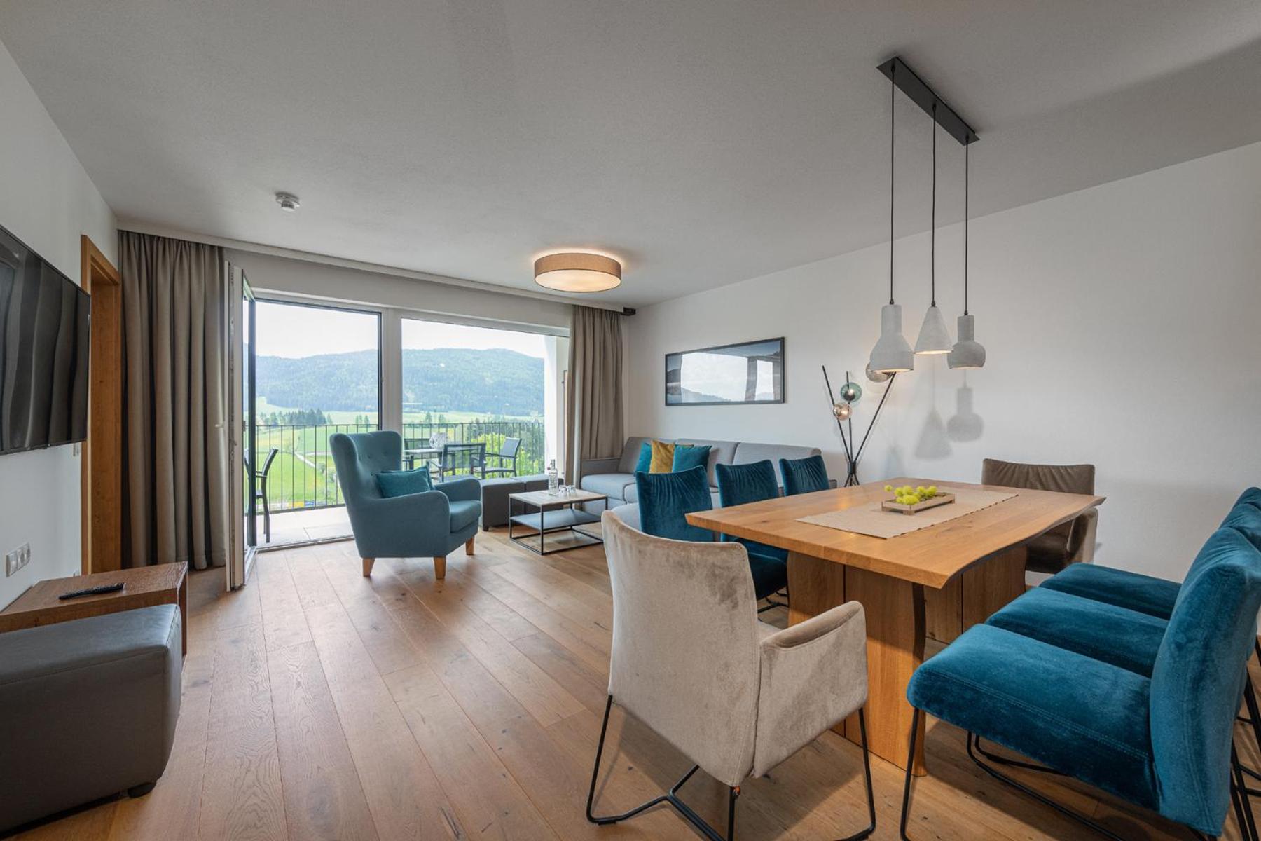 Superior Three-Bedroom Apartment with Mountain View photo 1