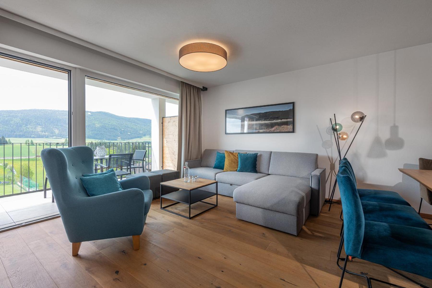 Superior Three-Bedroom Apartment with Mountain View photo 2