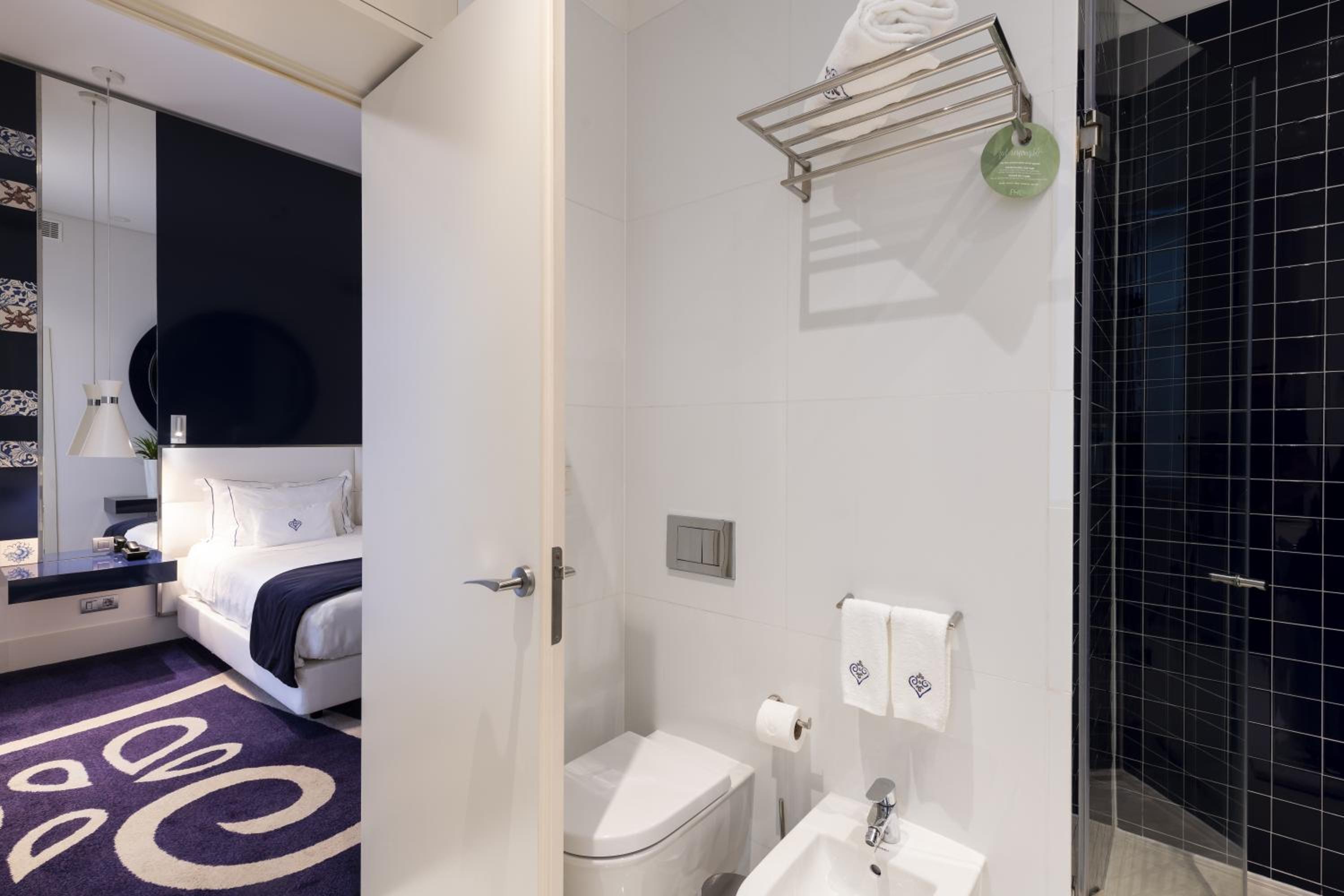 Deluxe Double or Twin Room thumbnail 6