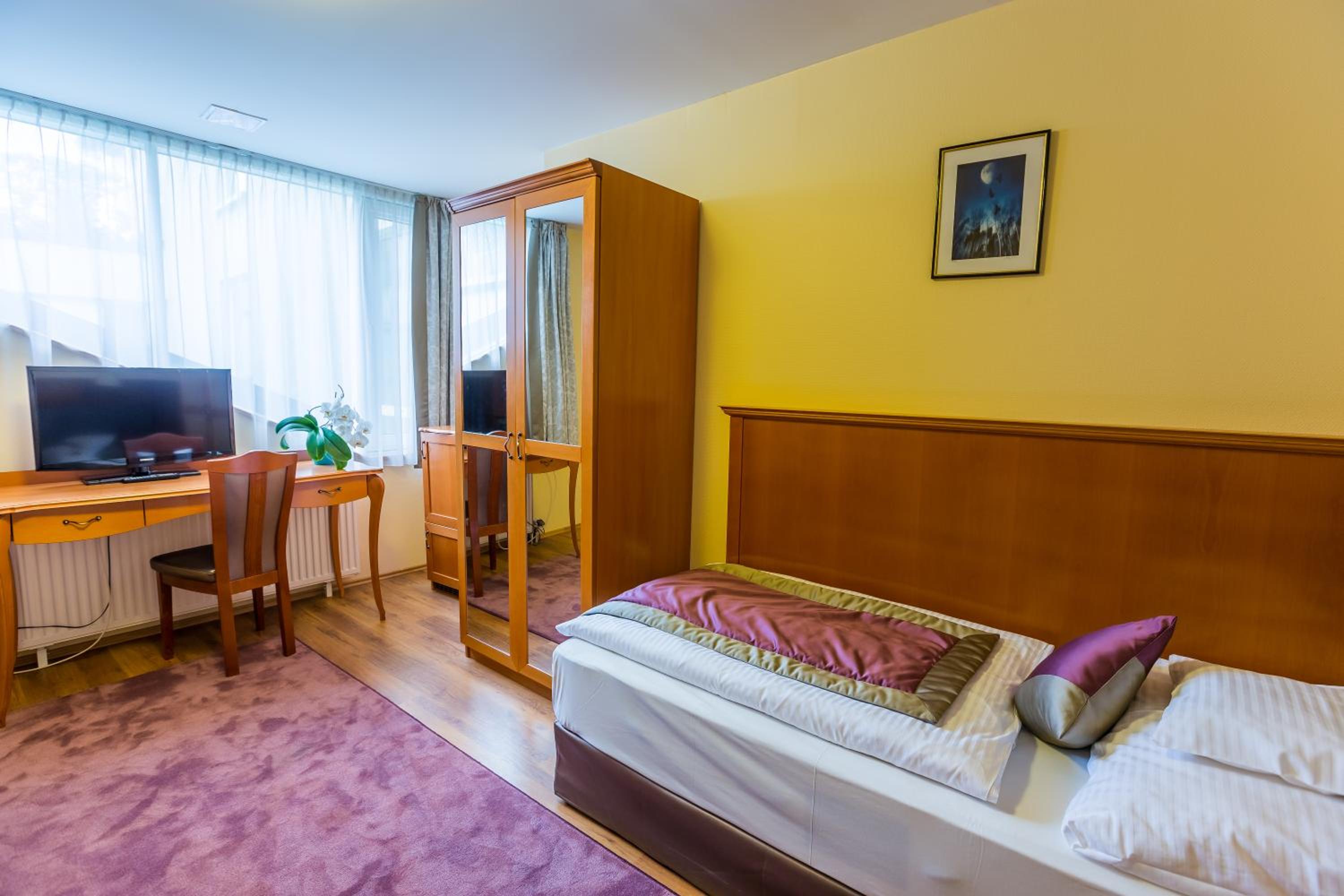 Twin Room - Disability Access photo 3