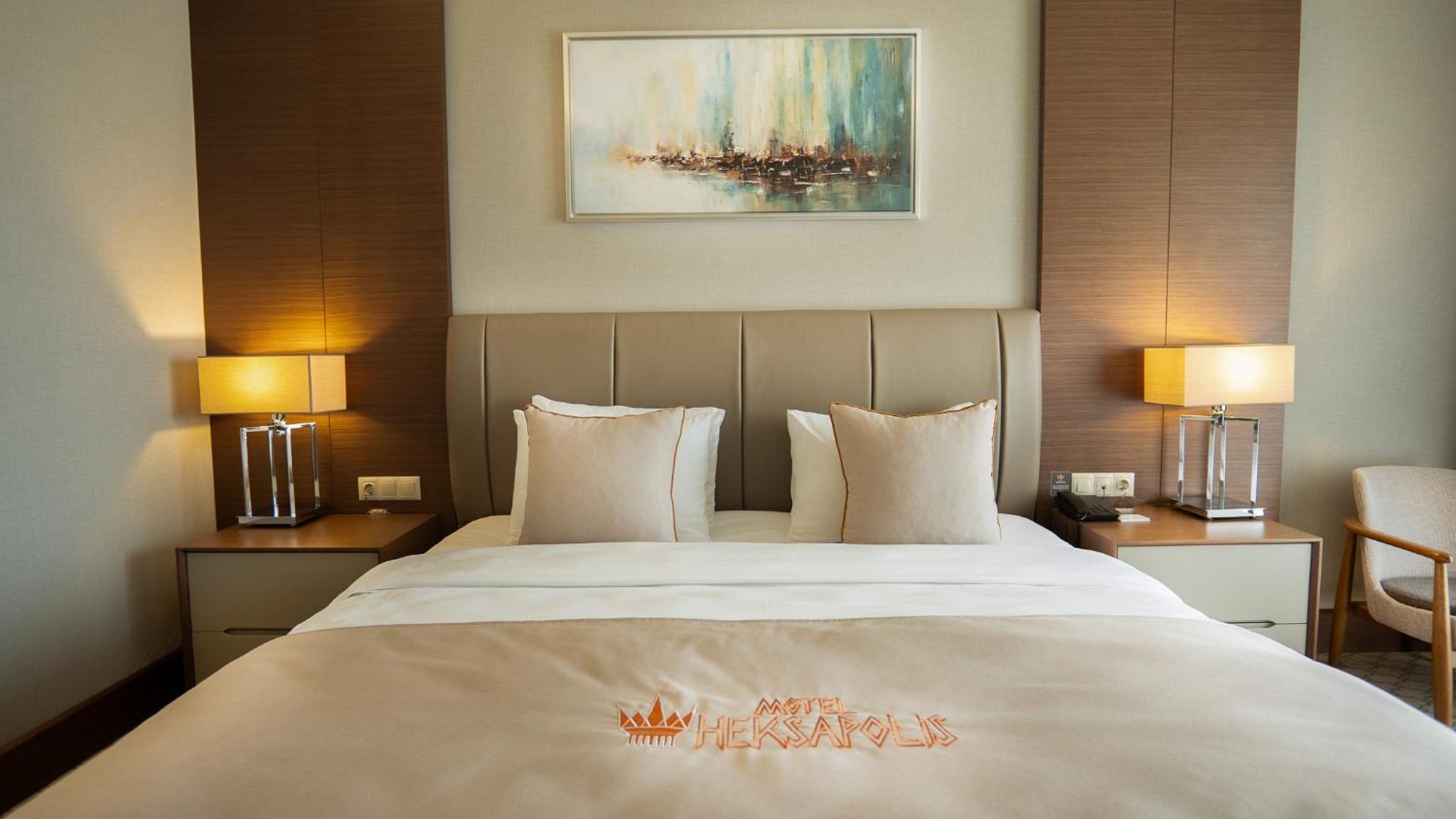 Deluxe Double Room (2 Adults + 1 Child) photo 2
