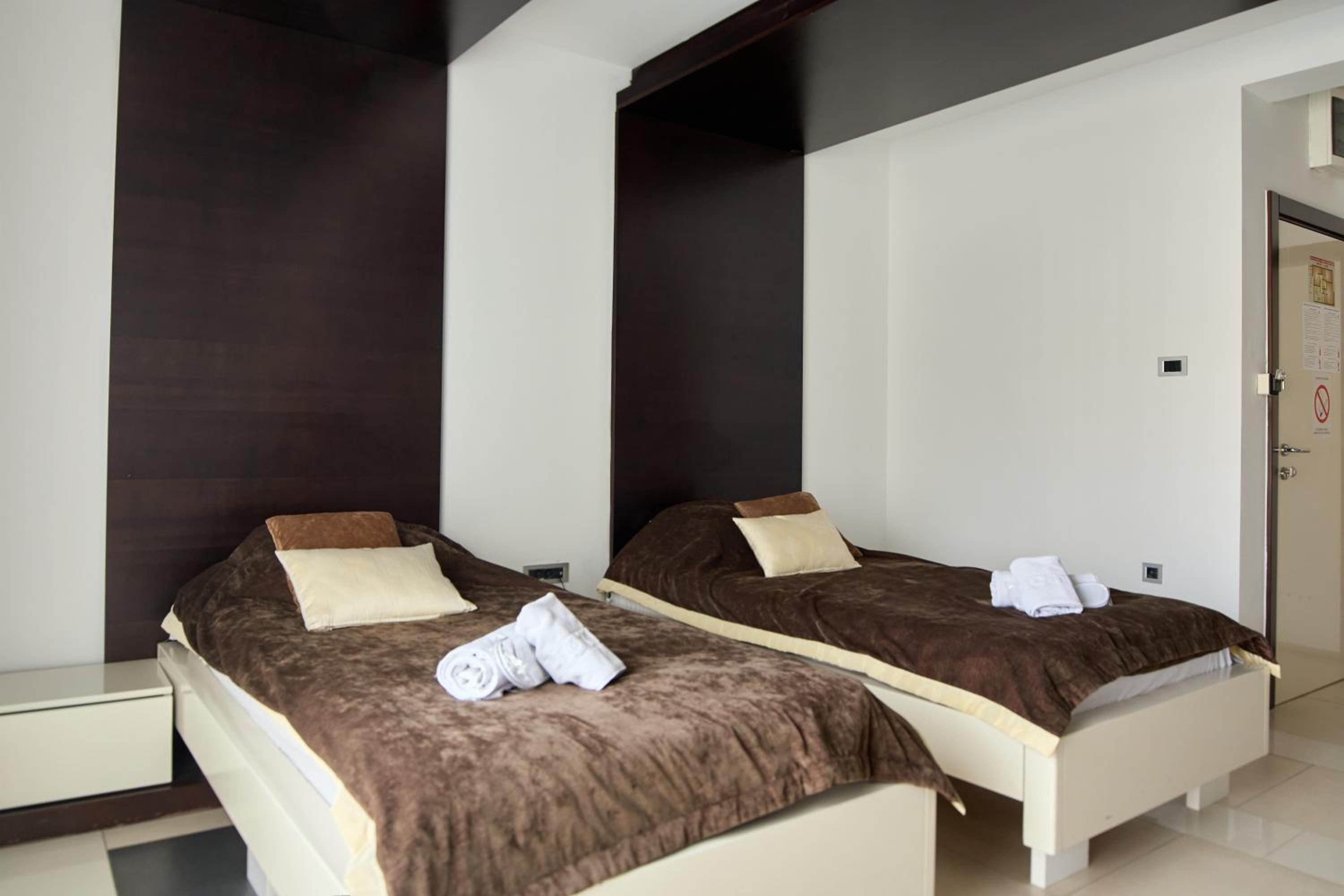 Standard Double or Twin Room - Photo 11