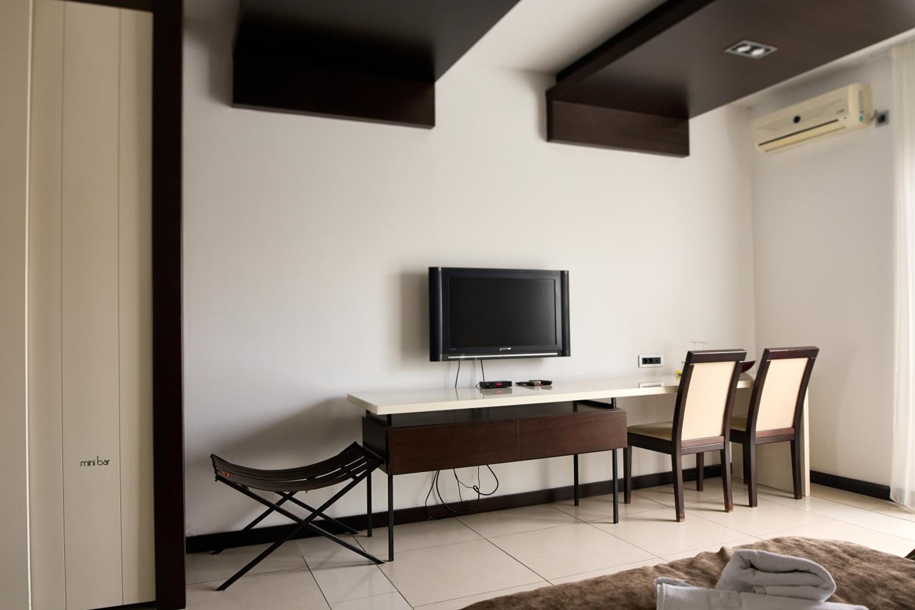 Standard Double or Twin Room - Photo 9