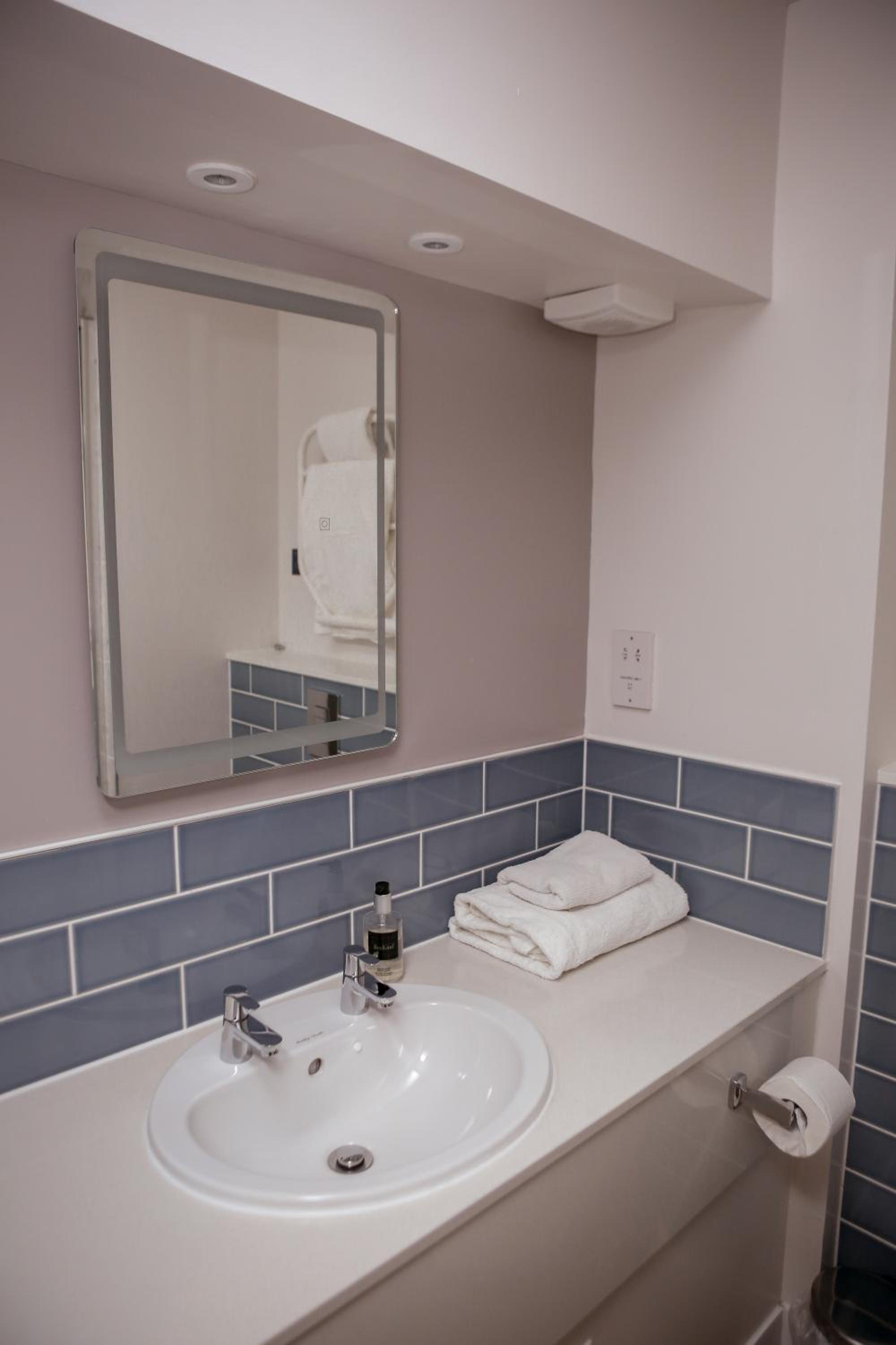Executive Twin Room thumbnail 6