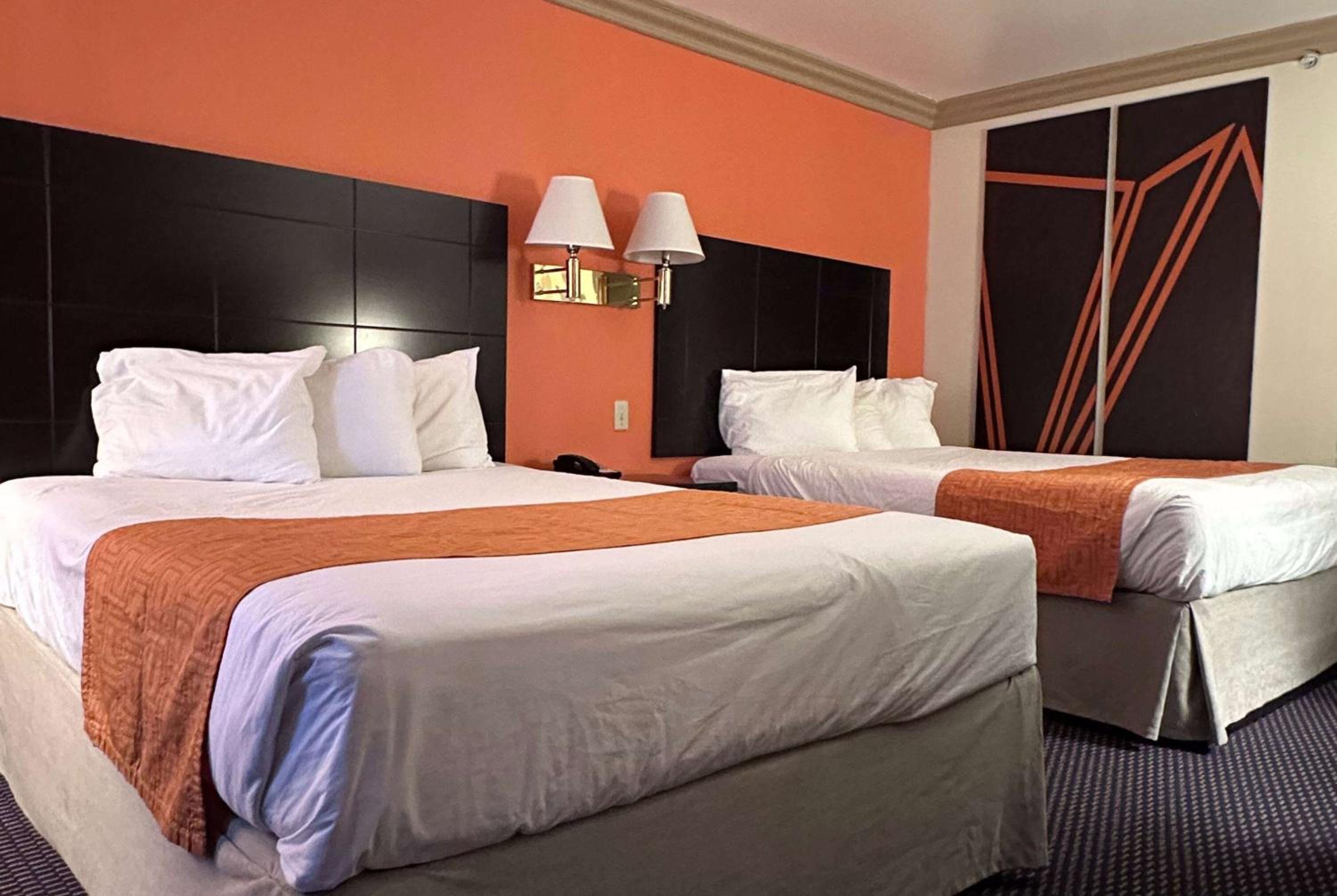 Double Room with Two Queen Beds - Non-Smoking - Photo 1