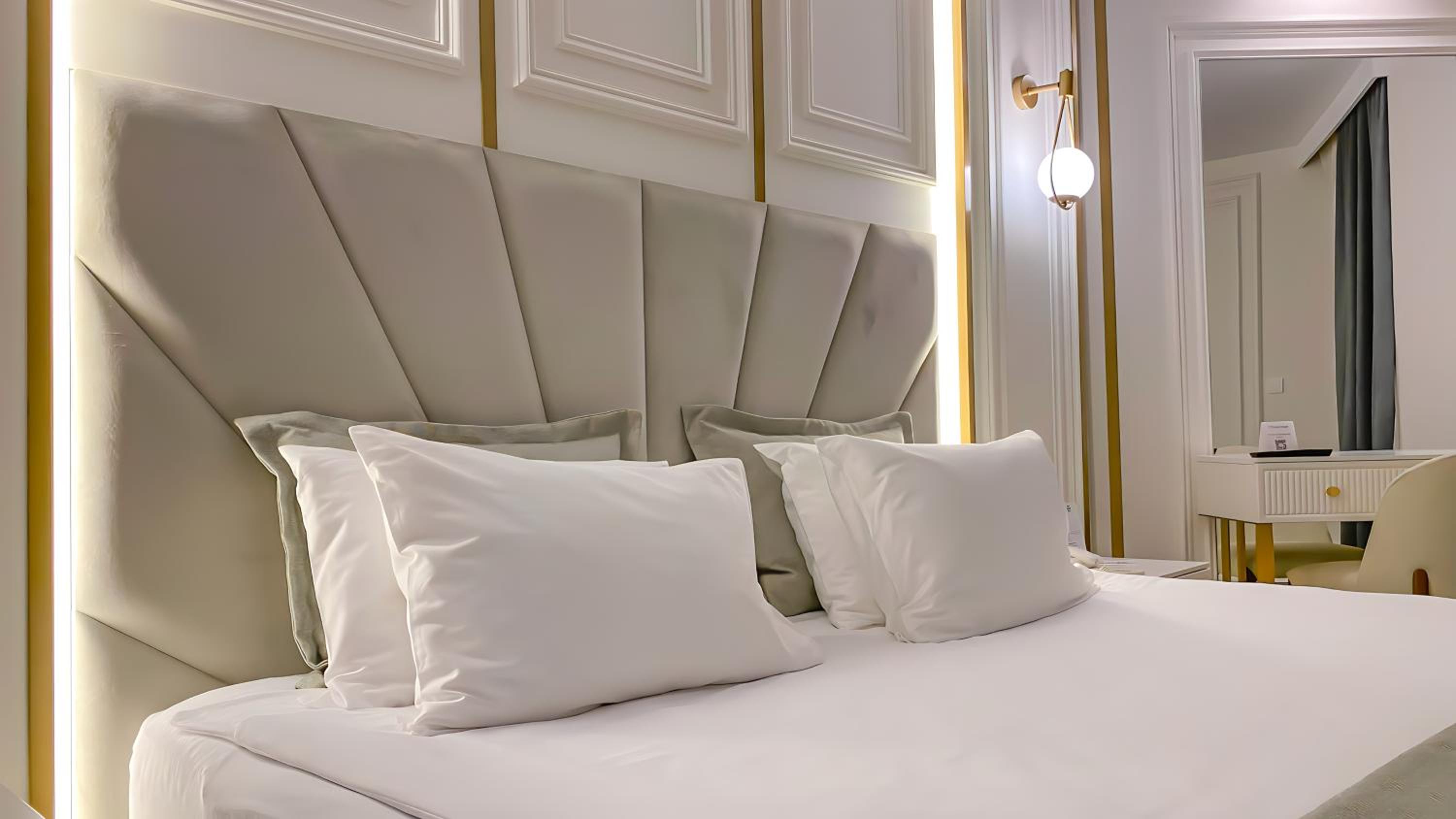 Deluxe King Suite with Sofa Bed and Spa Bath - Non-Smoking - Photo 5