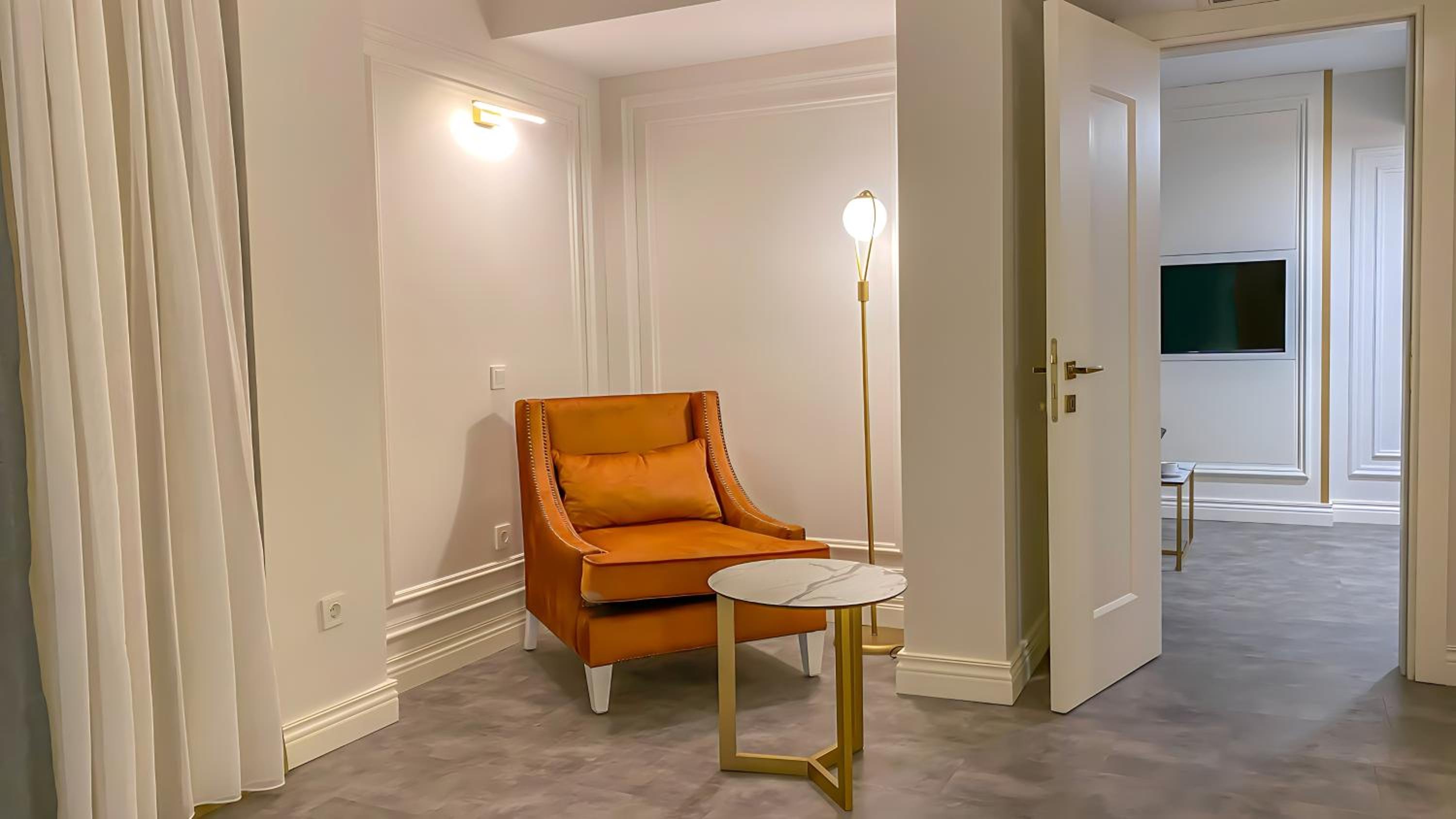 Deluxe King Suite with Sofa Bed and Spa Bath - Non-Smoking - Photo 6