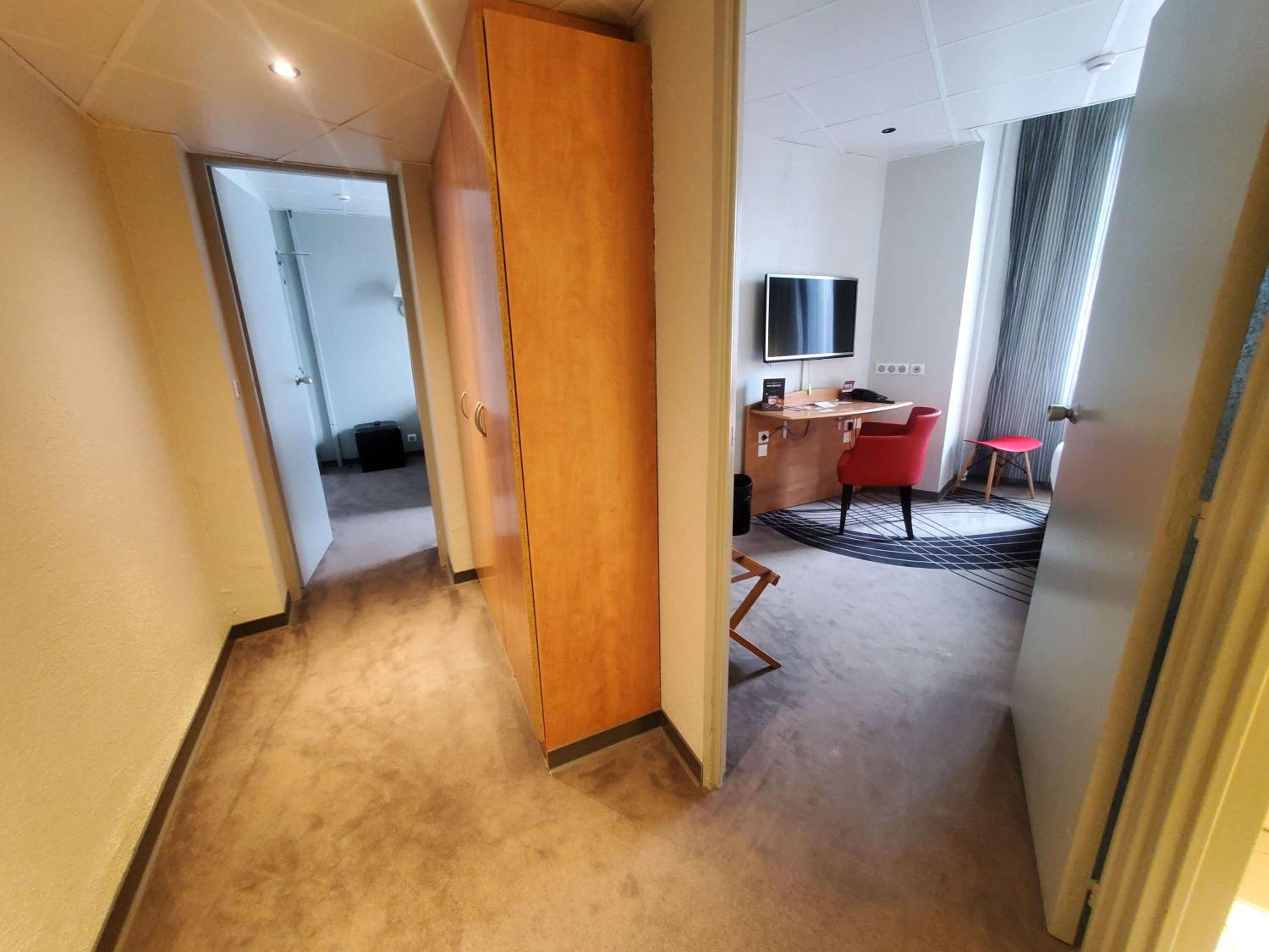 Family Suite with One Double Bed and Twin Beds - Photo 10