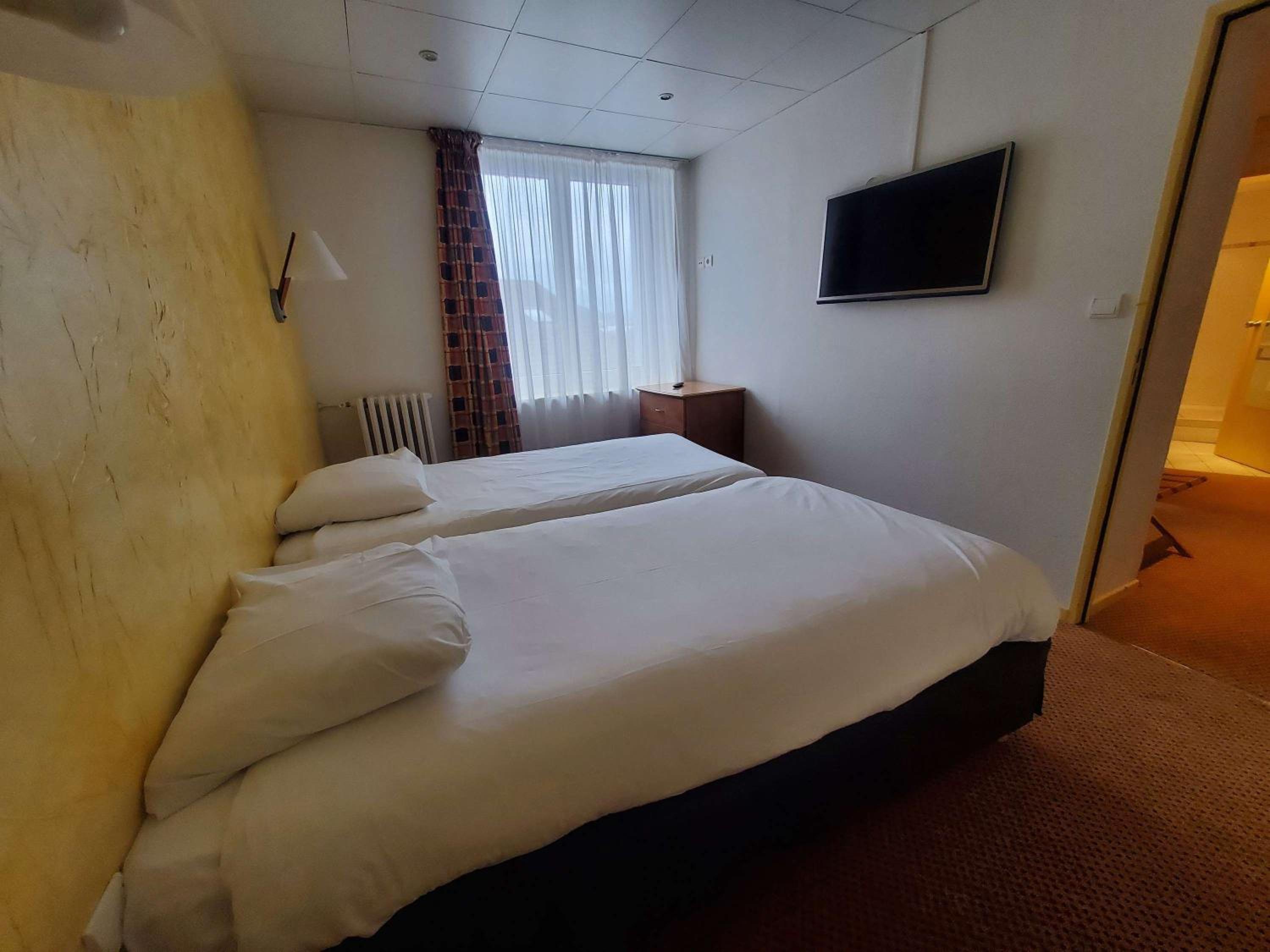 Family Suite with One Double Bed and Twin Beds - Photo 1