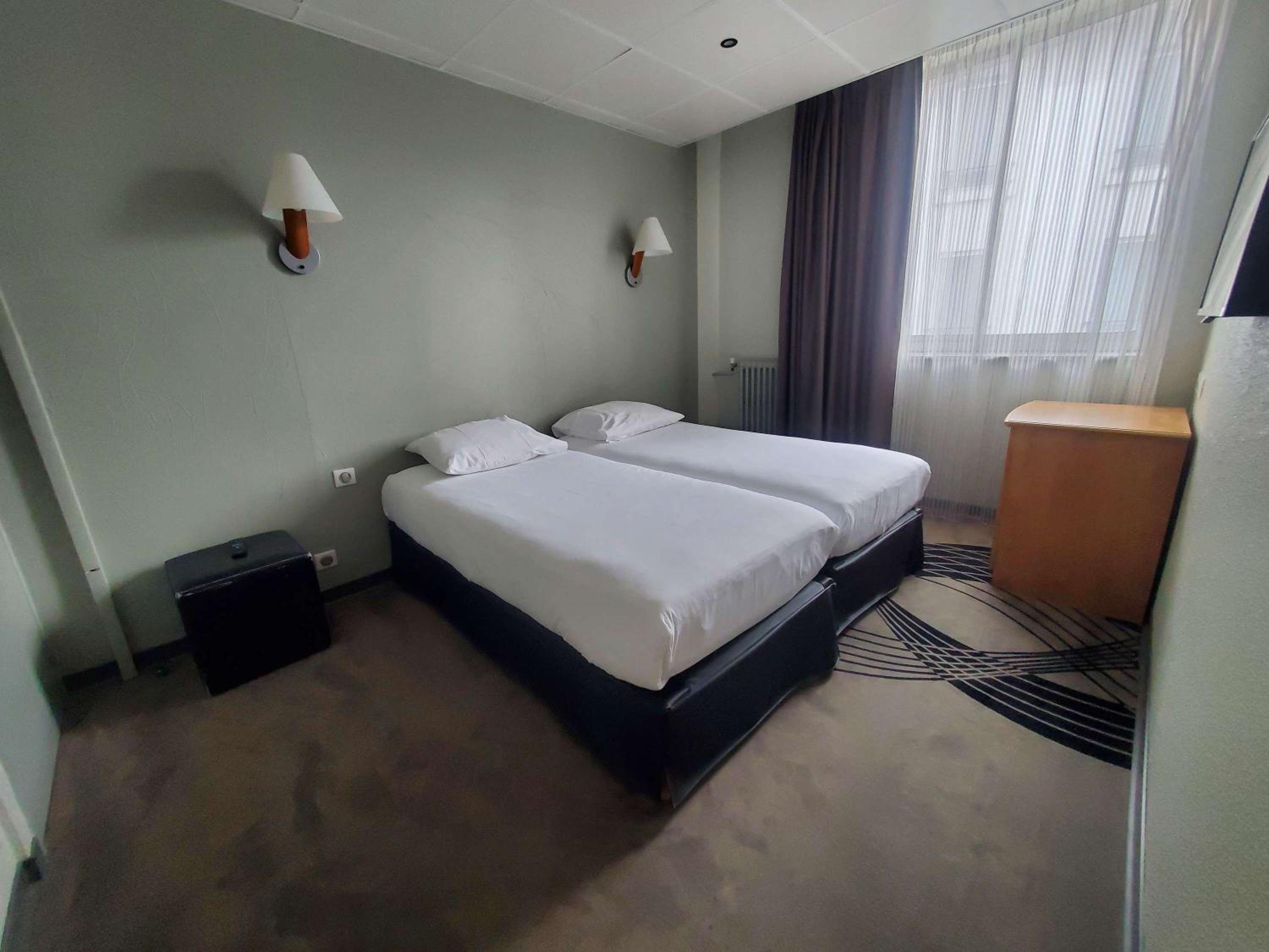 Family Suite with One Double Bed and Twin Beds - Photo 9