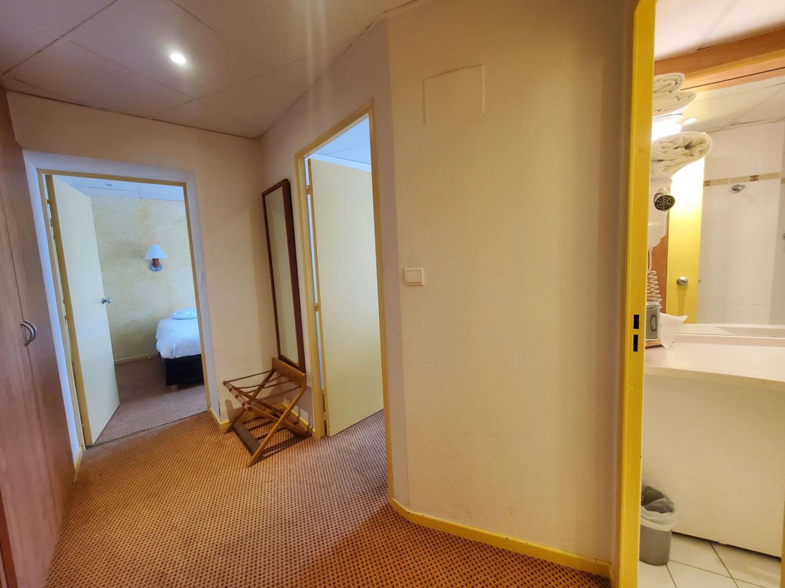 Family Suite with One Double Bed and Twin Beds - Photo 12