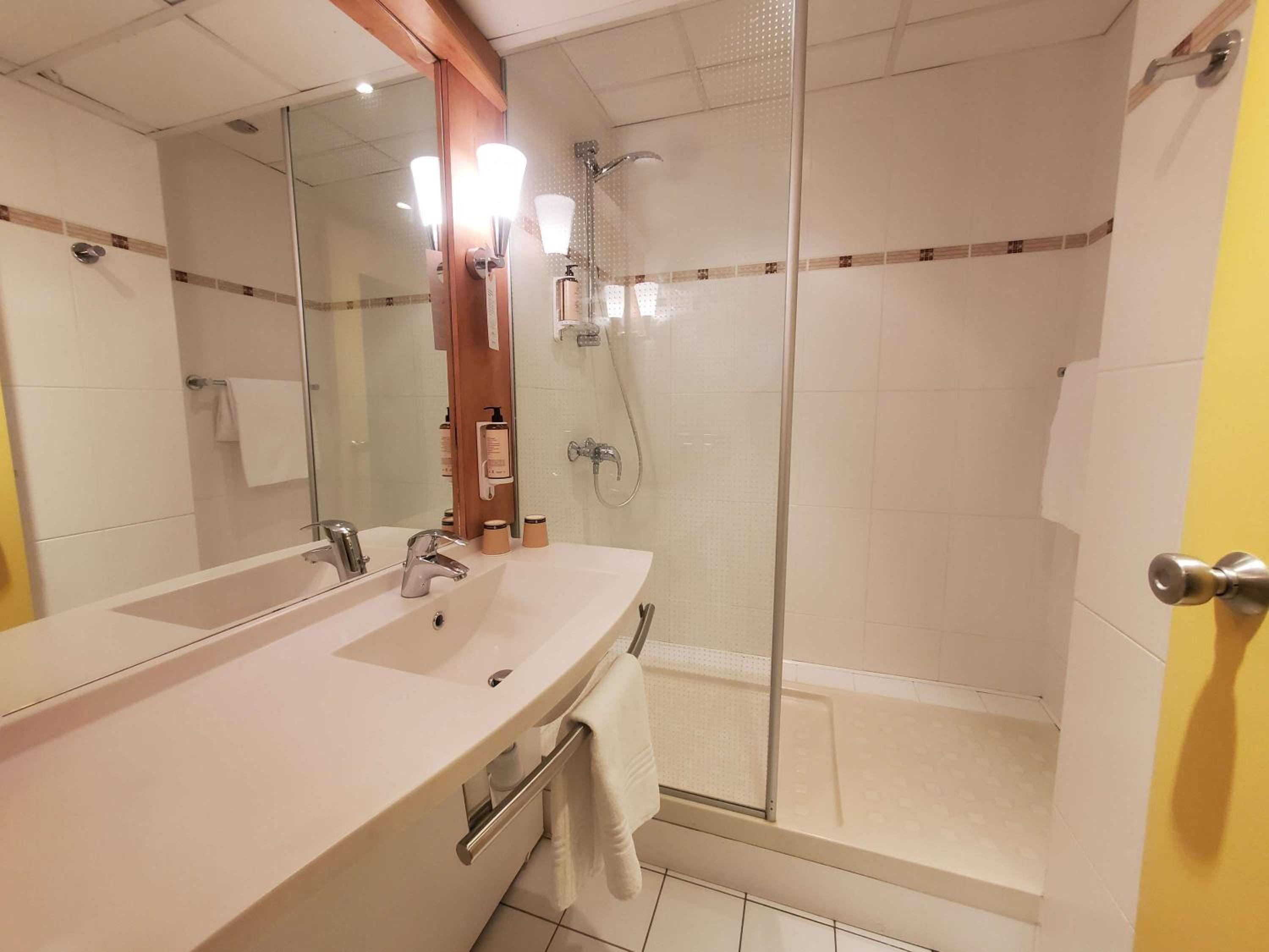 Family Suite with One Double Bed and Twin Beds - Photo 11