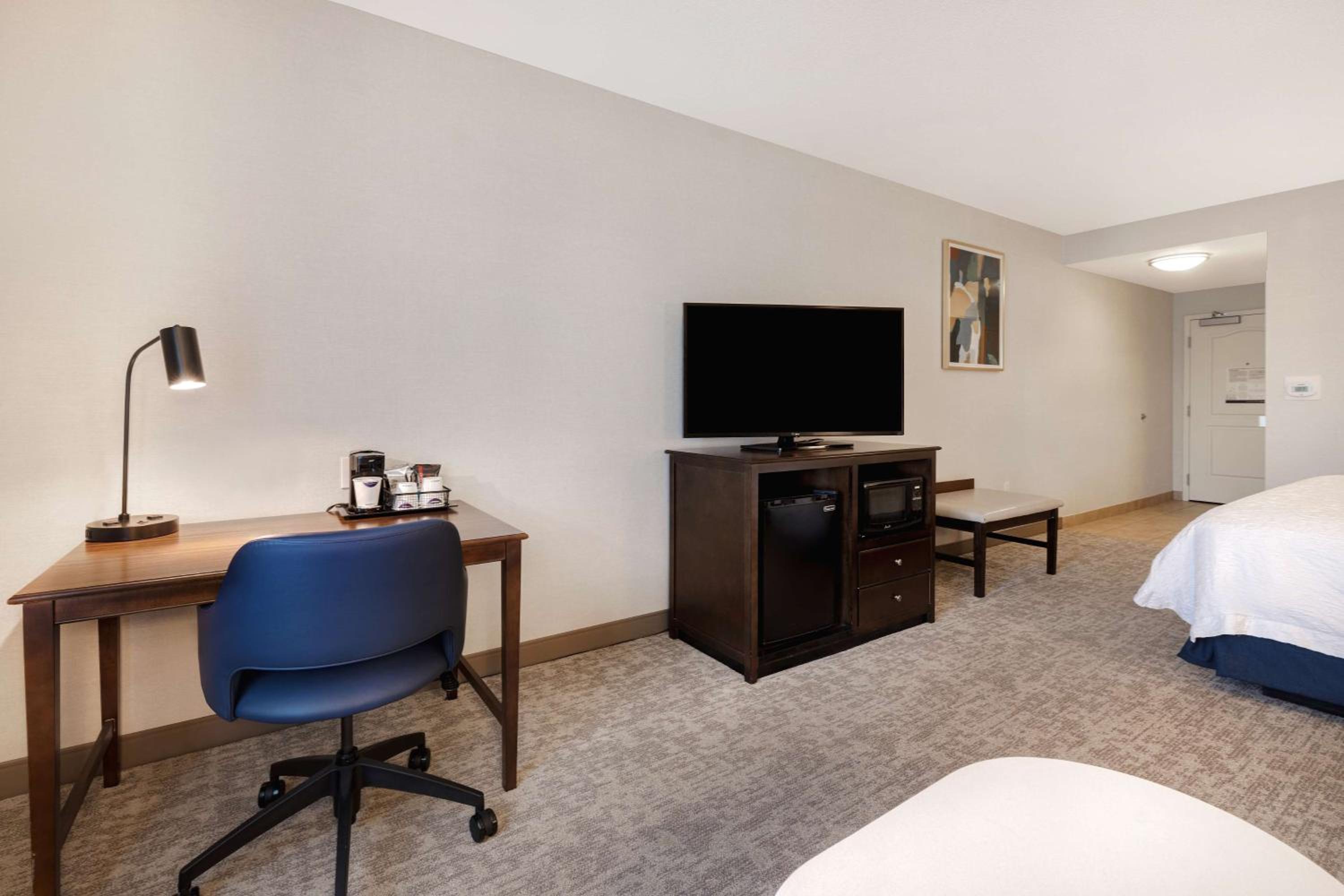 Room with Two Queen Beds - Non-Smoking - Photo 6