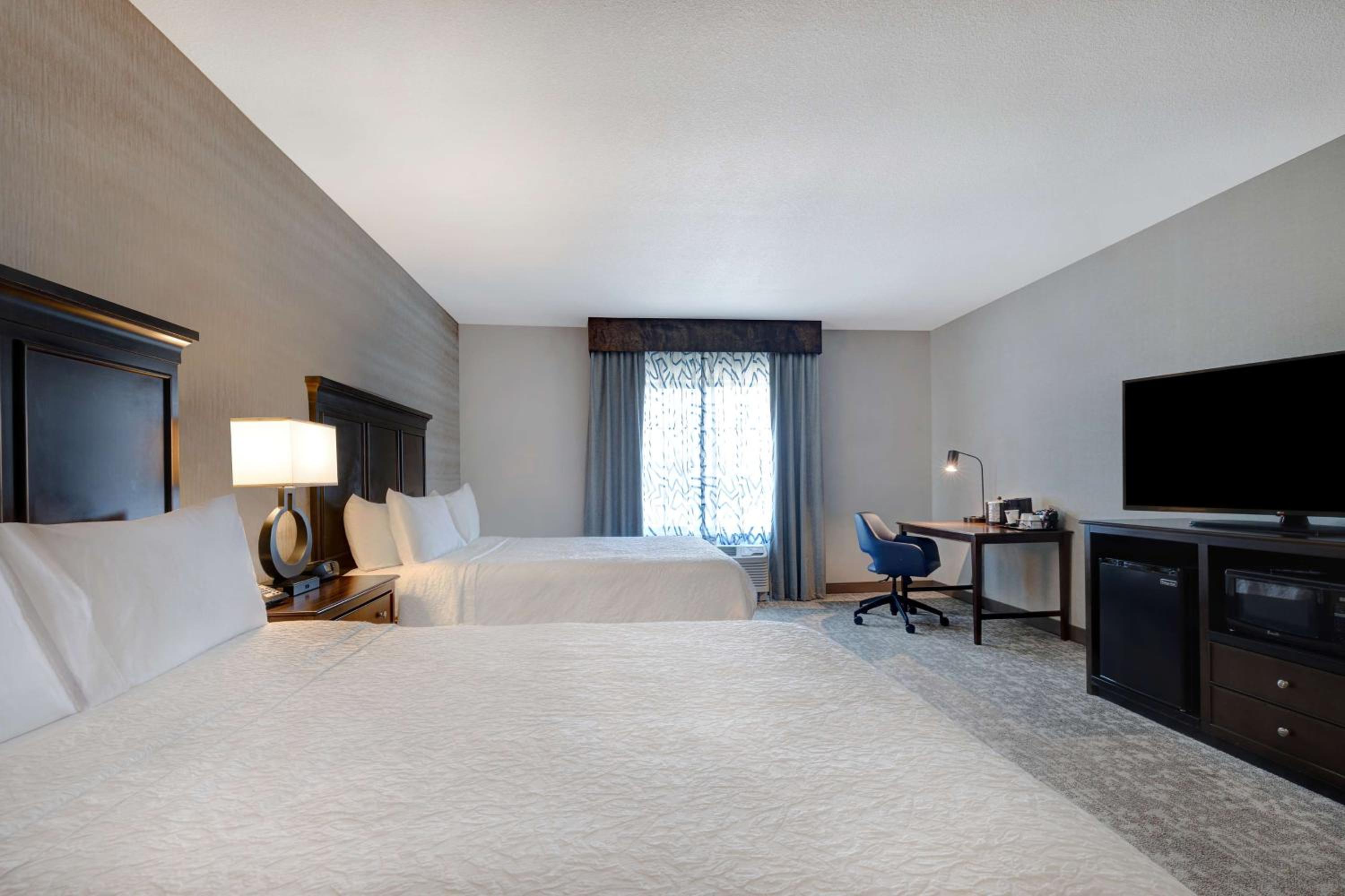 Room with Two Queen Beds - Non-Smoking - Photo 3