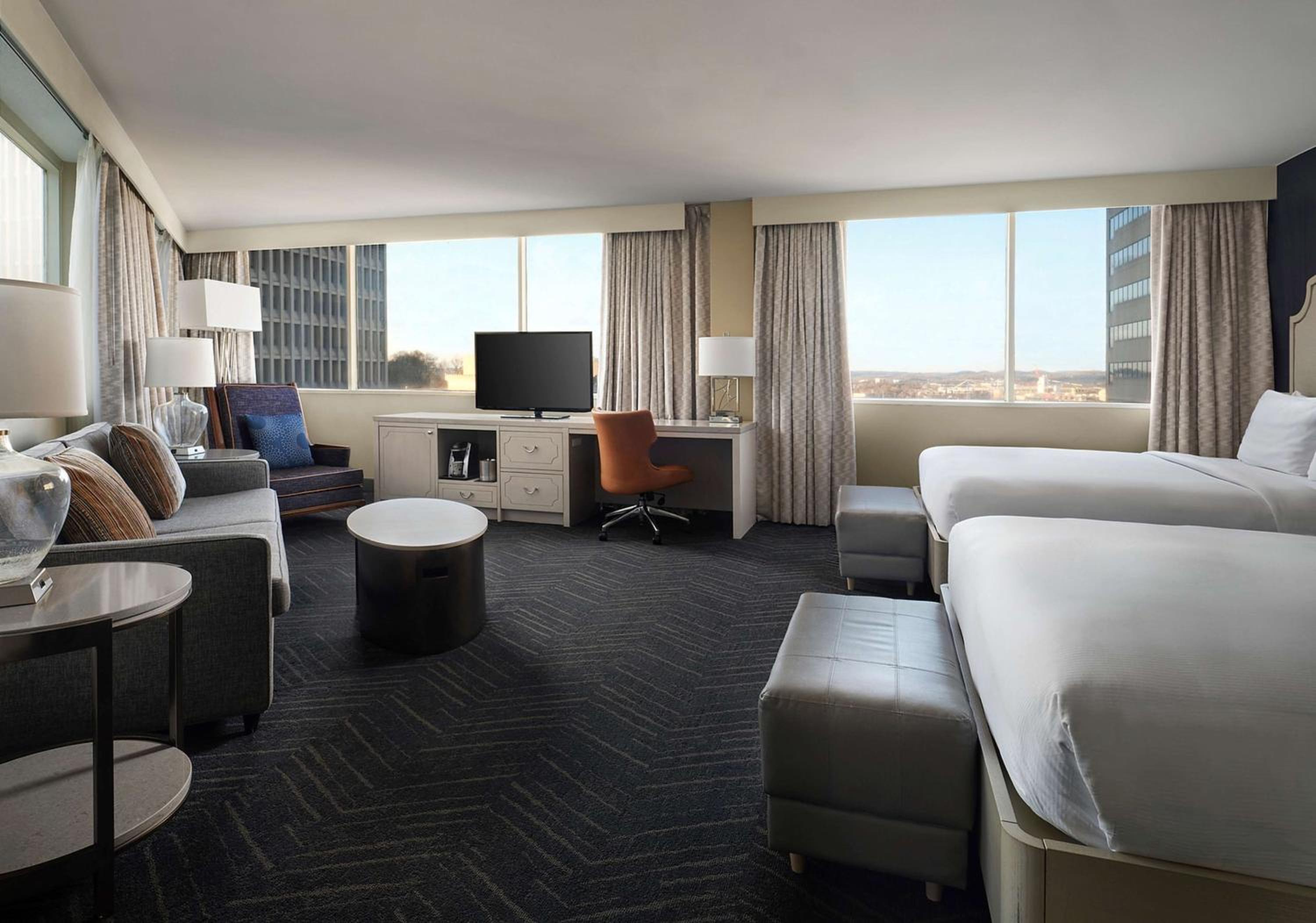 Junior Suite with Two Queen Beds and Sofa Bed - Photo 6