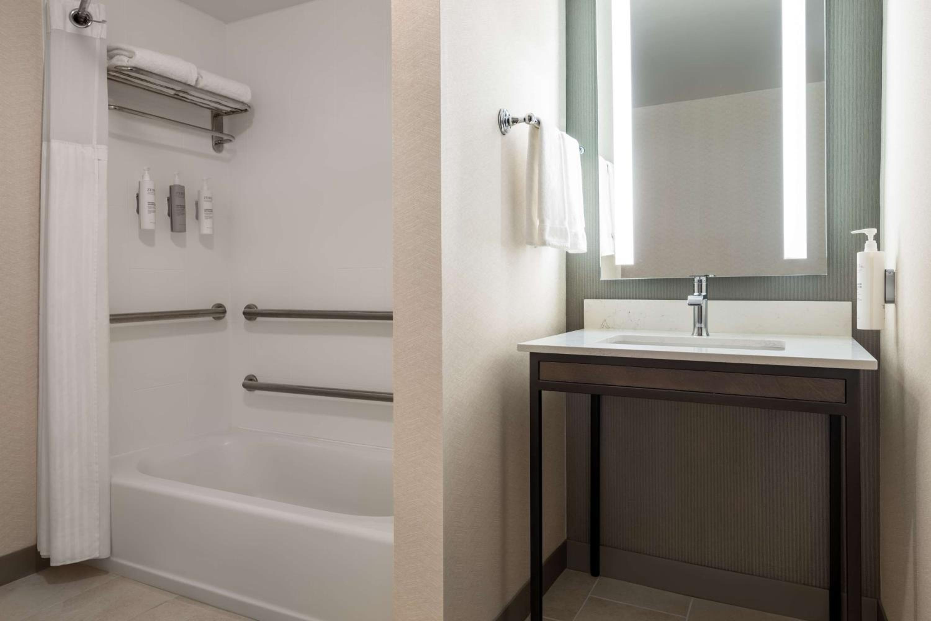 King Room with Accessible Tub - Mobility Access - Photo 3