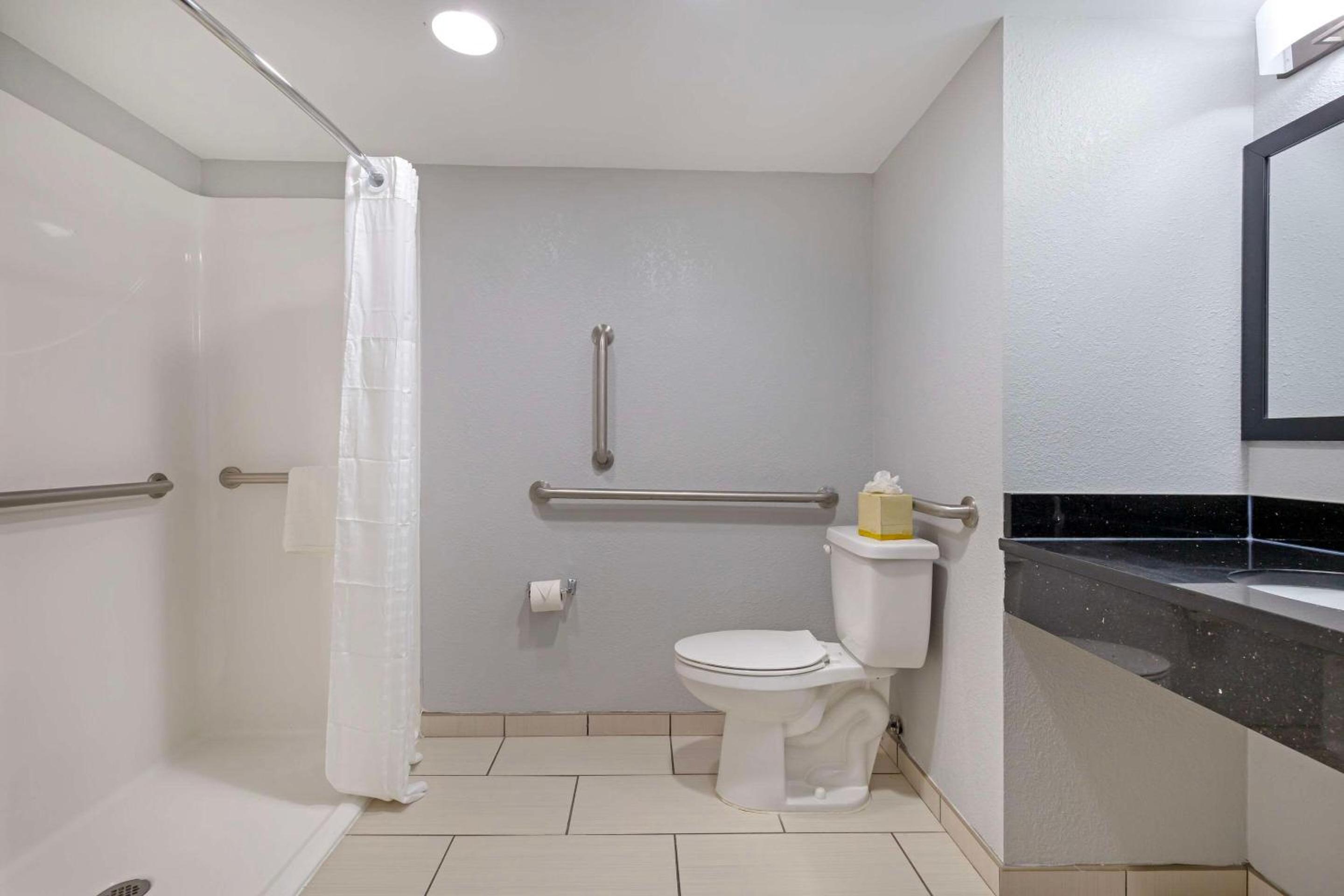 King Suite - Accessible/Non-Smoking photo 2