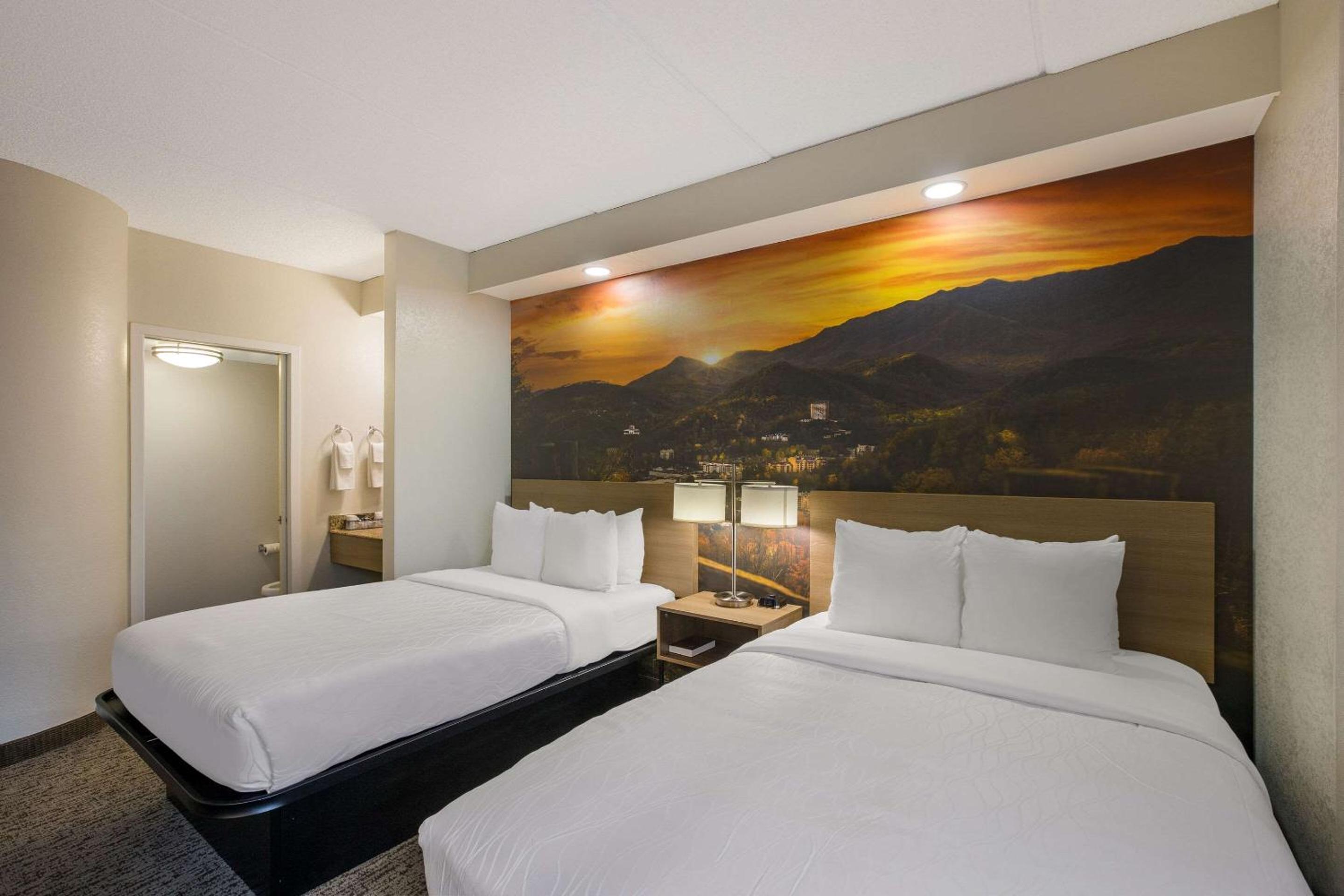 Standard Room with Two Double Beds - Non-Smoking - Photo 4