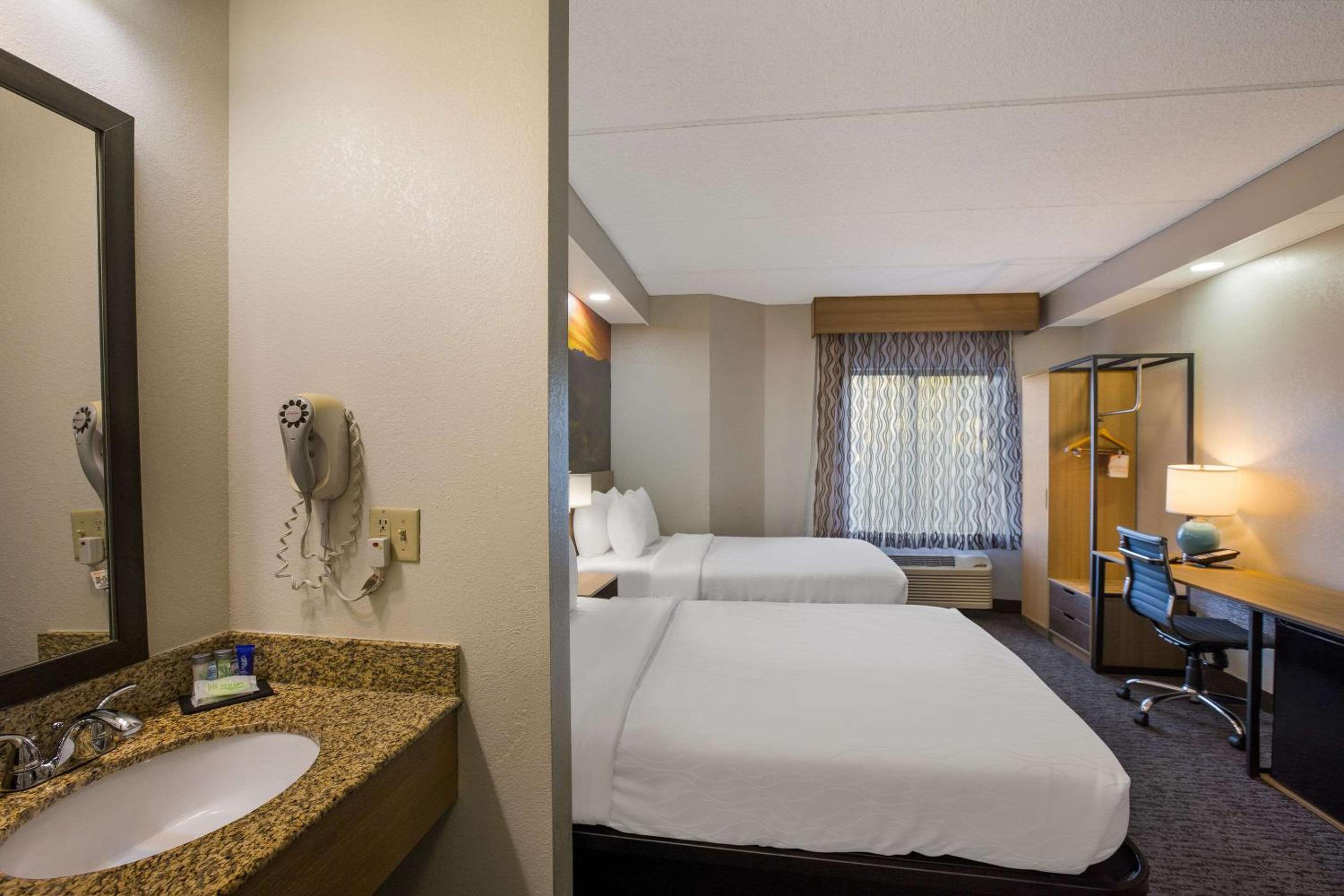 Standard Room with Two Double Beds - Non-Smoking - Photo 6