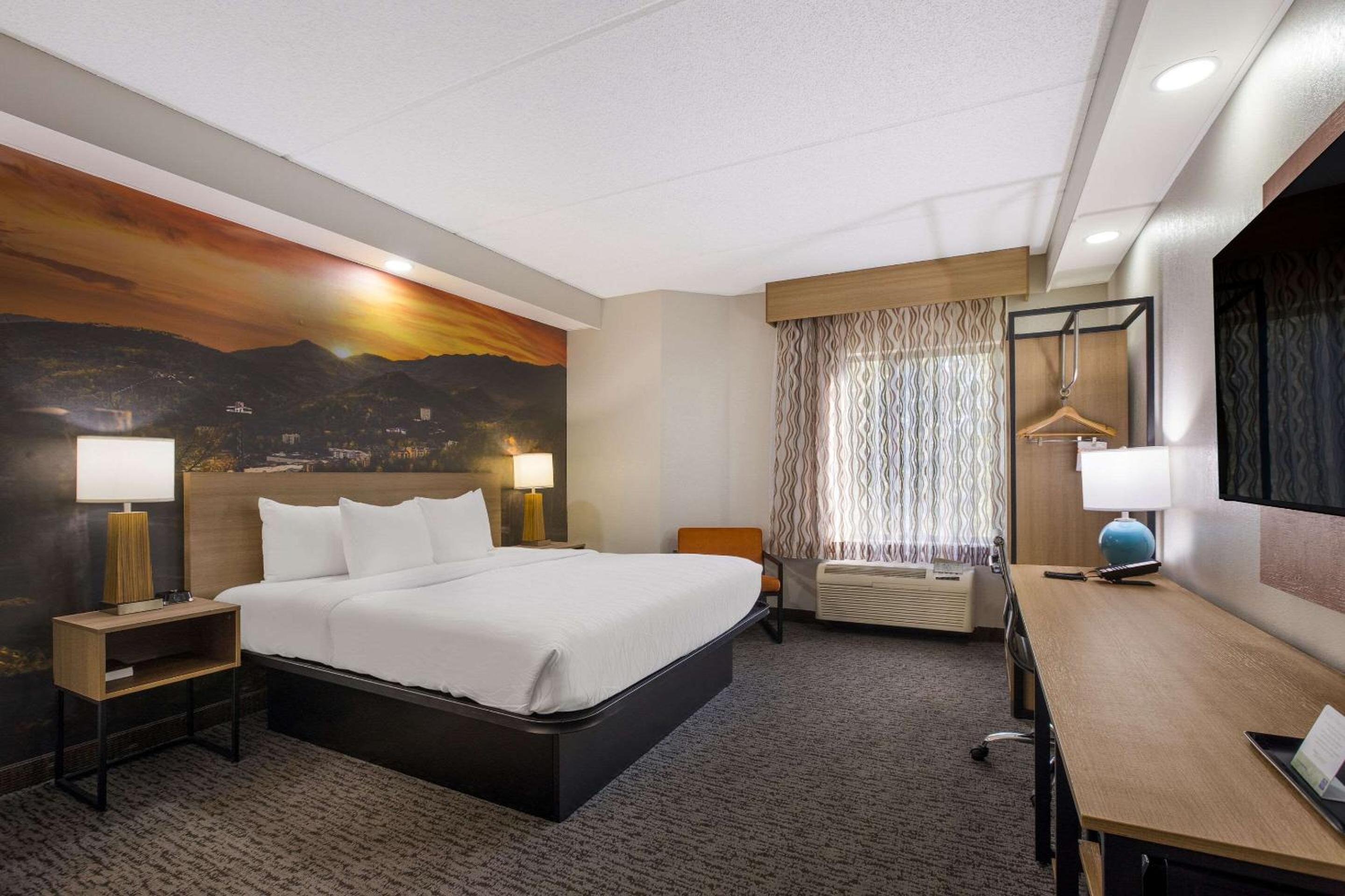 King Room - Non-Smoking - Photo 1