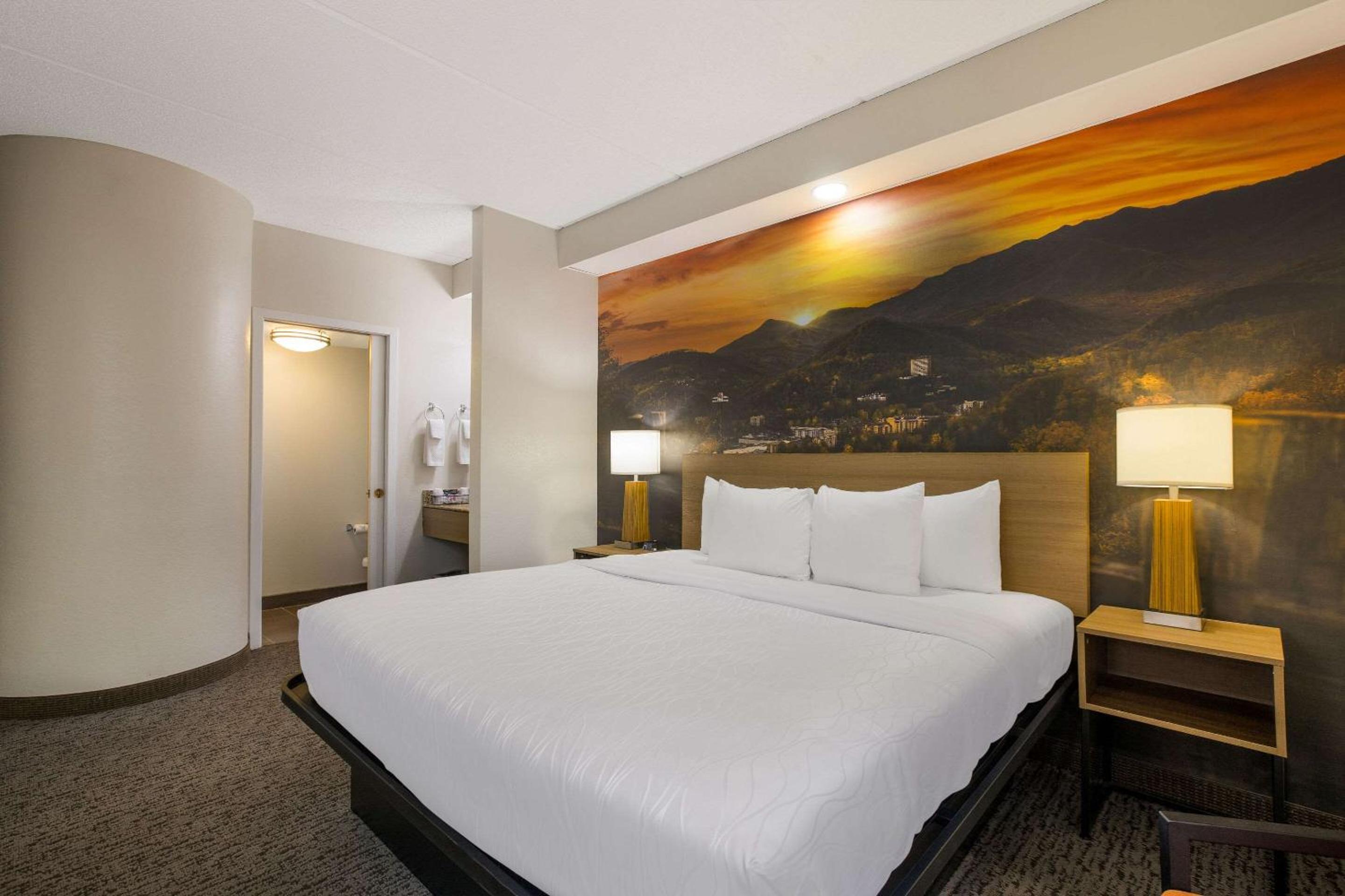 King Room - Non-Smoking - Photo 7
