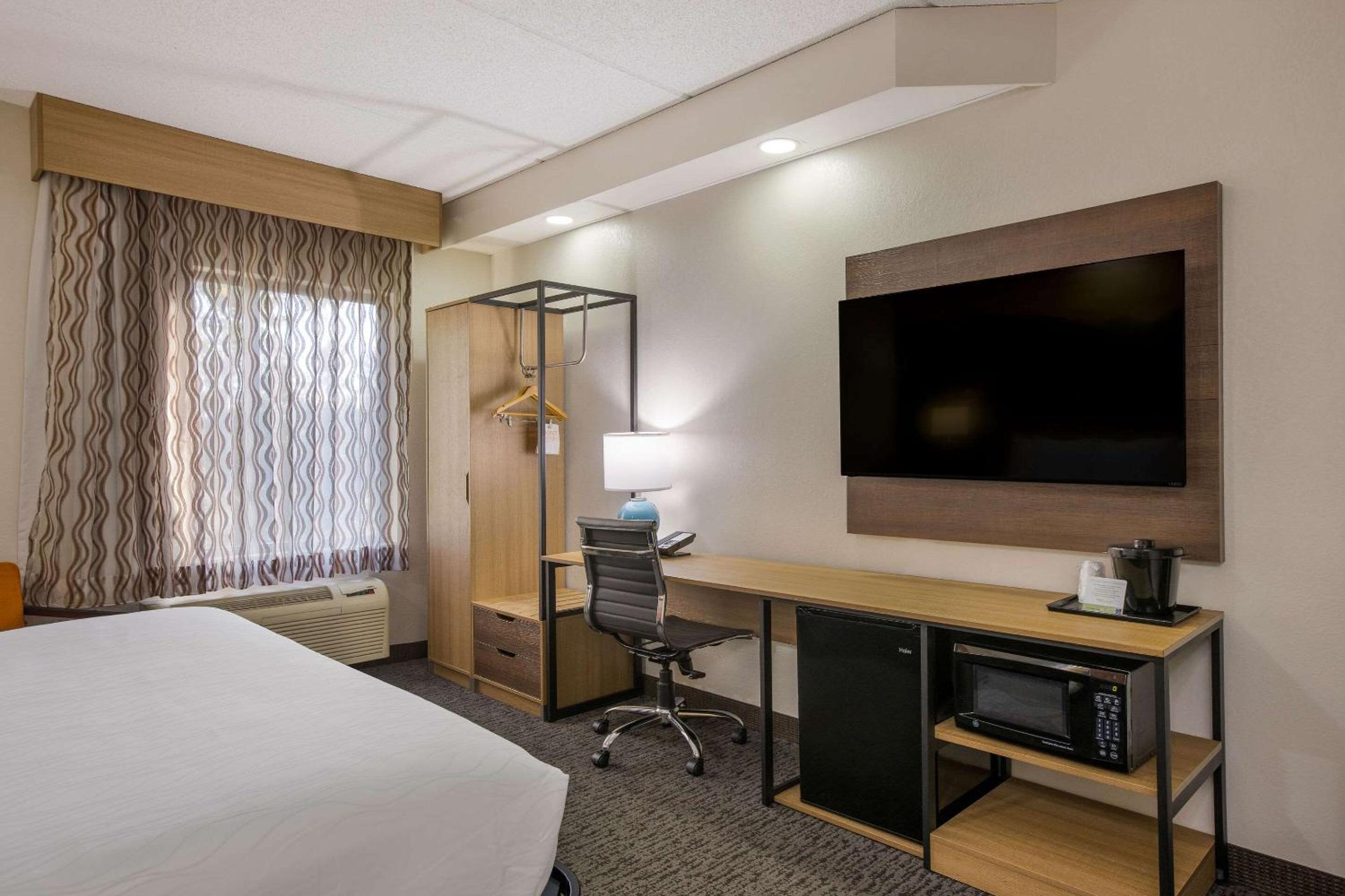 King Room - Non-Smoking - Photo 4