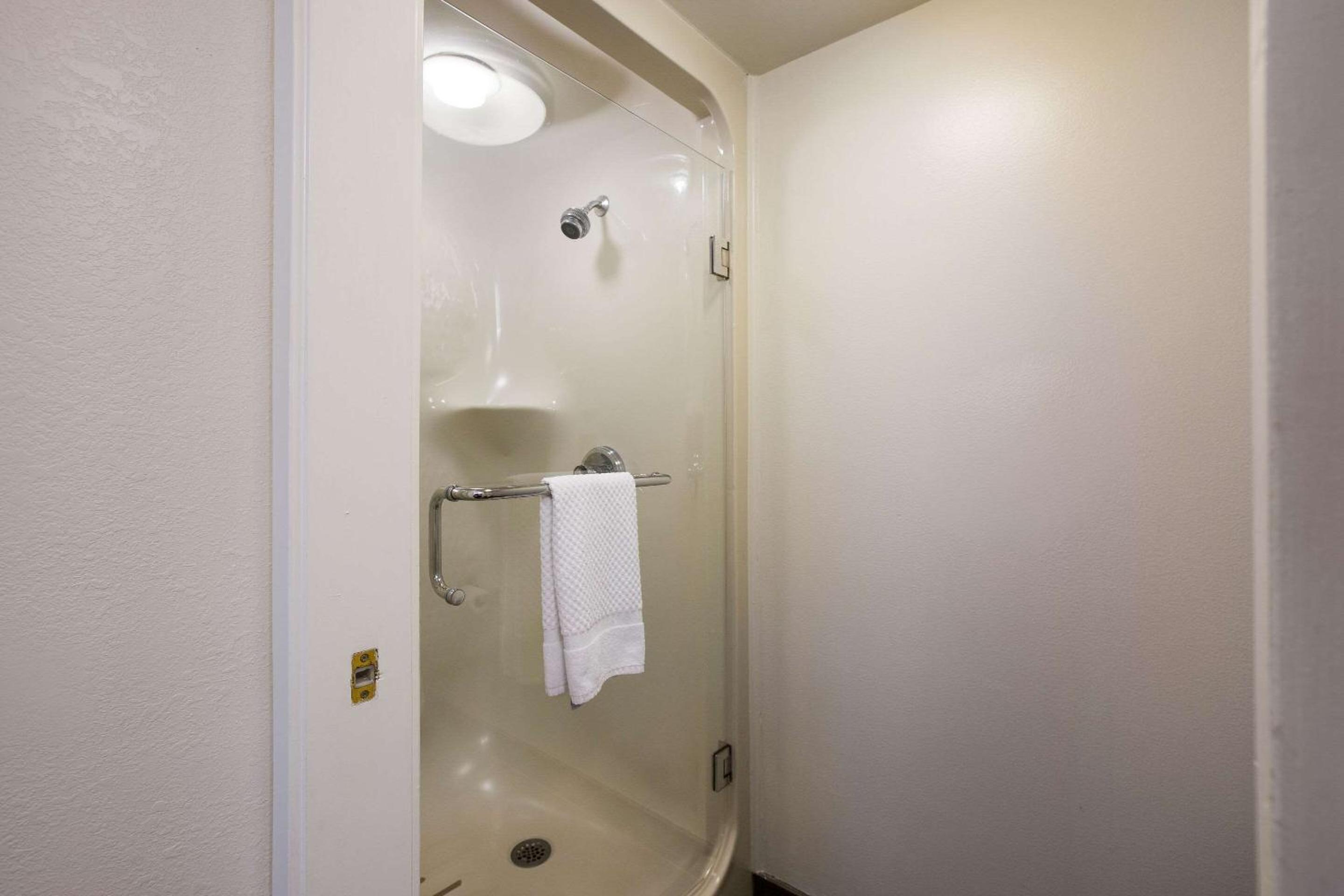Standard Room with Two Double Beds - Non-Smoking - Photo 7