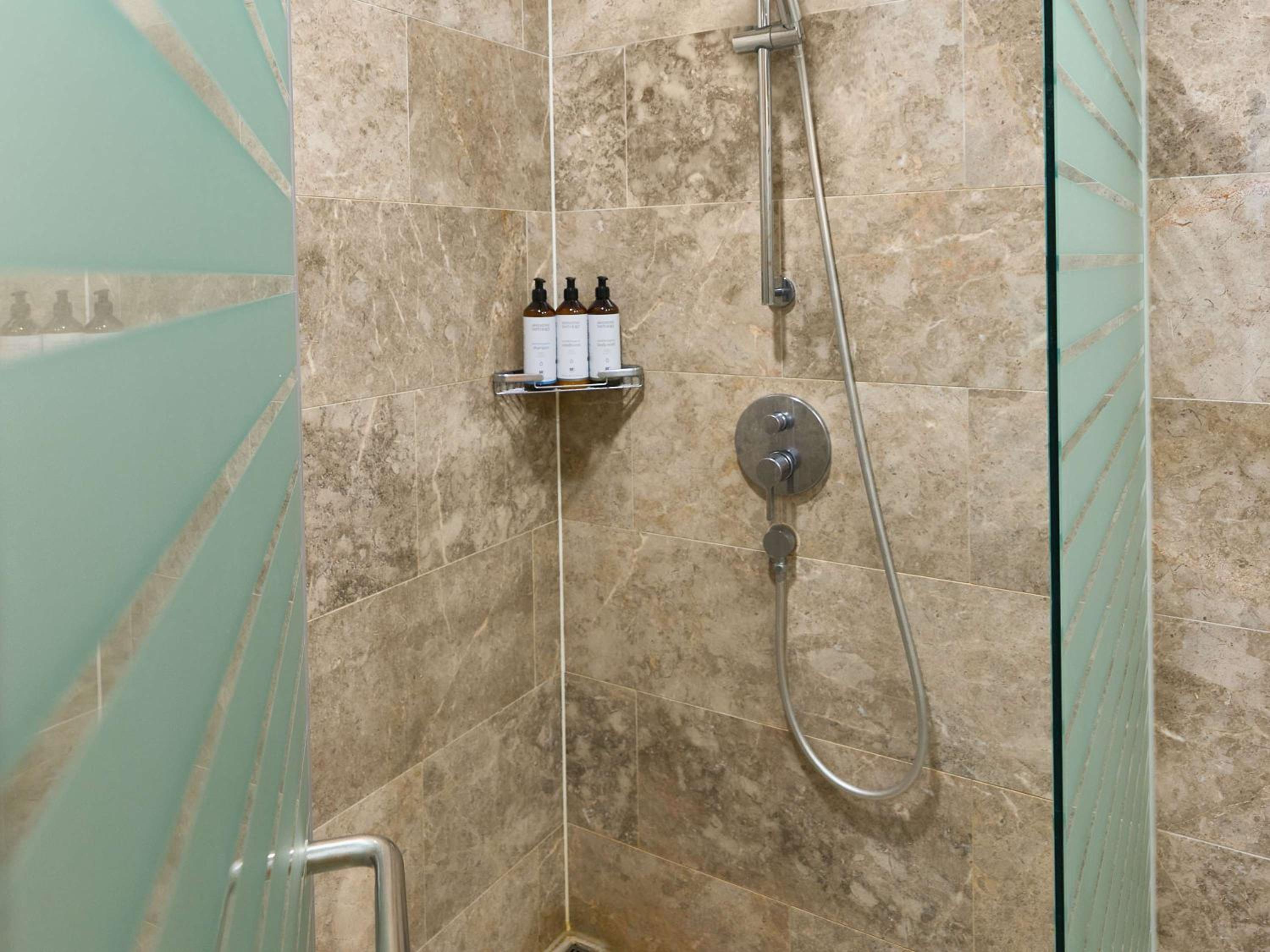 Executive Suite - Photo 4