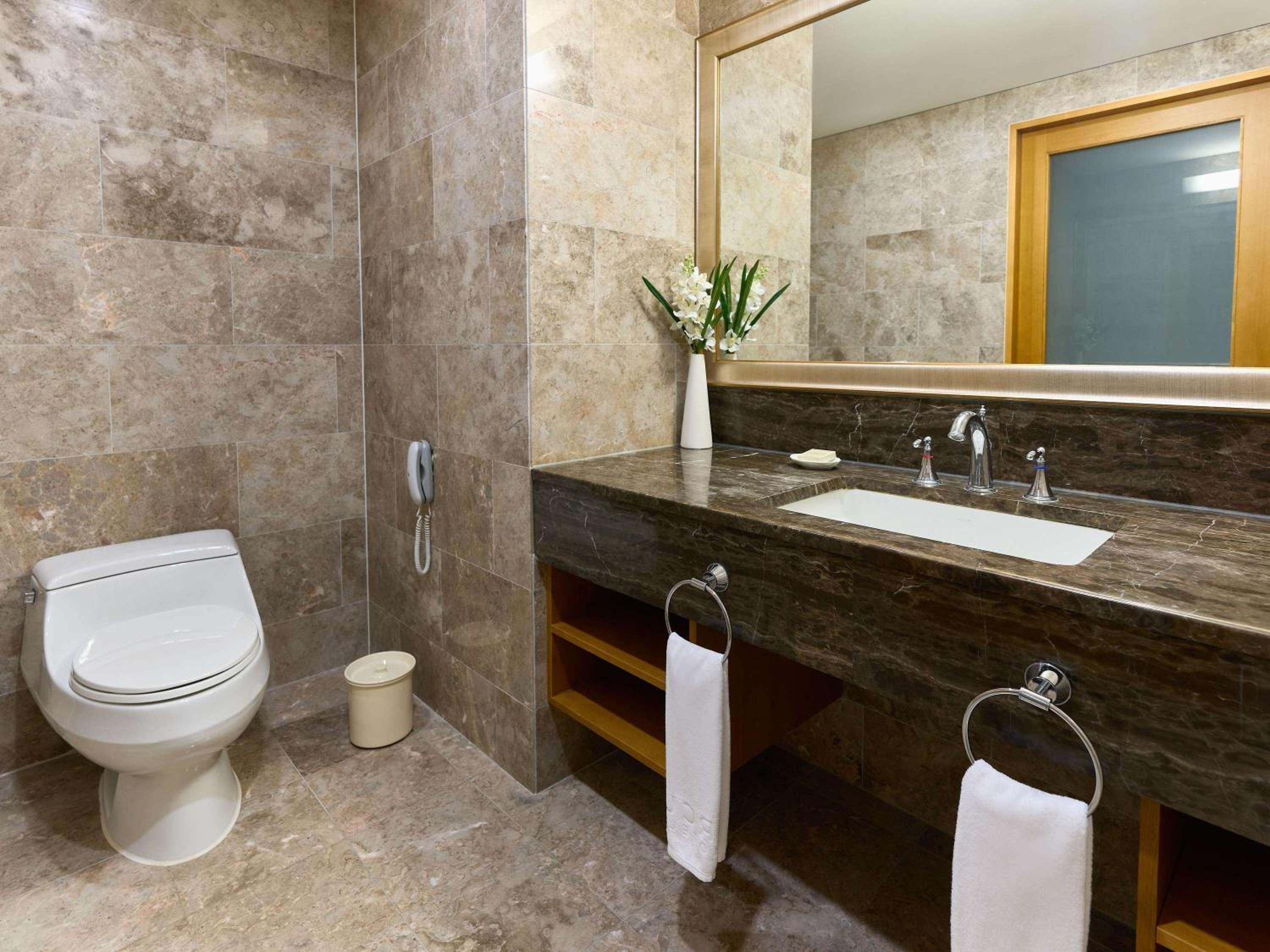Executive Suite - Photo 6