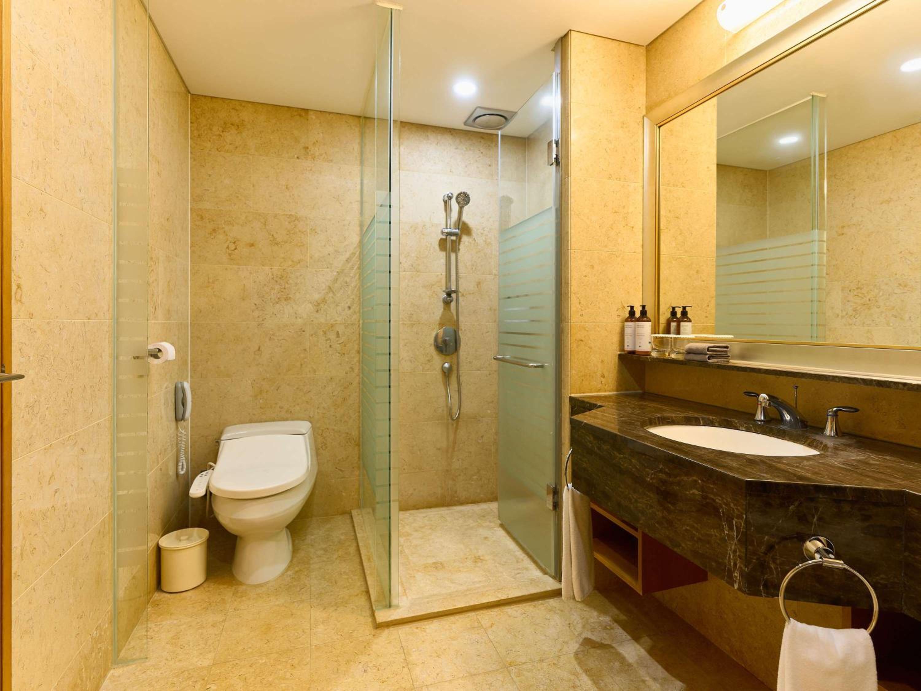 Deluxe Room With Pool Access - Photo 11