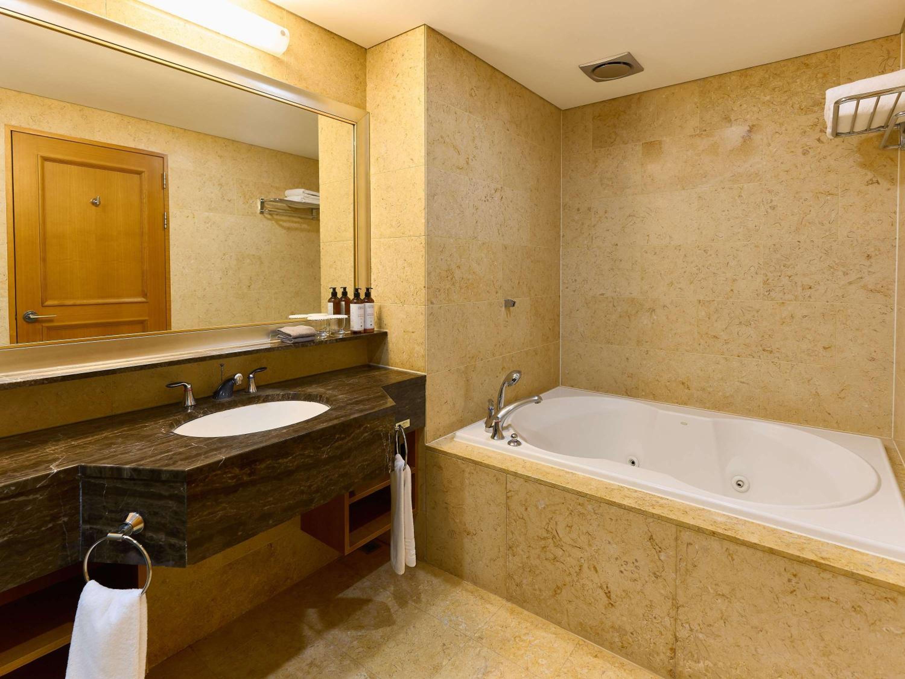 Deluxe Room With Pool Access - Photo 12