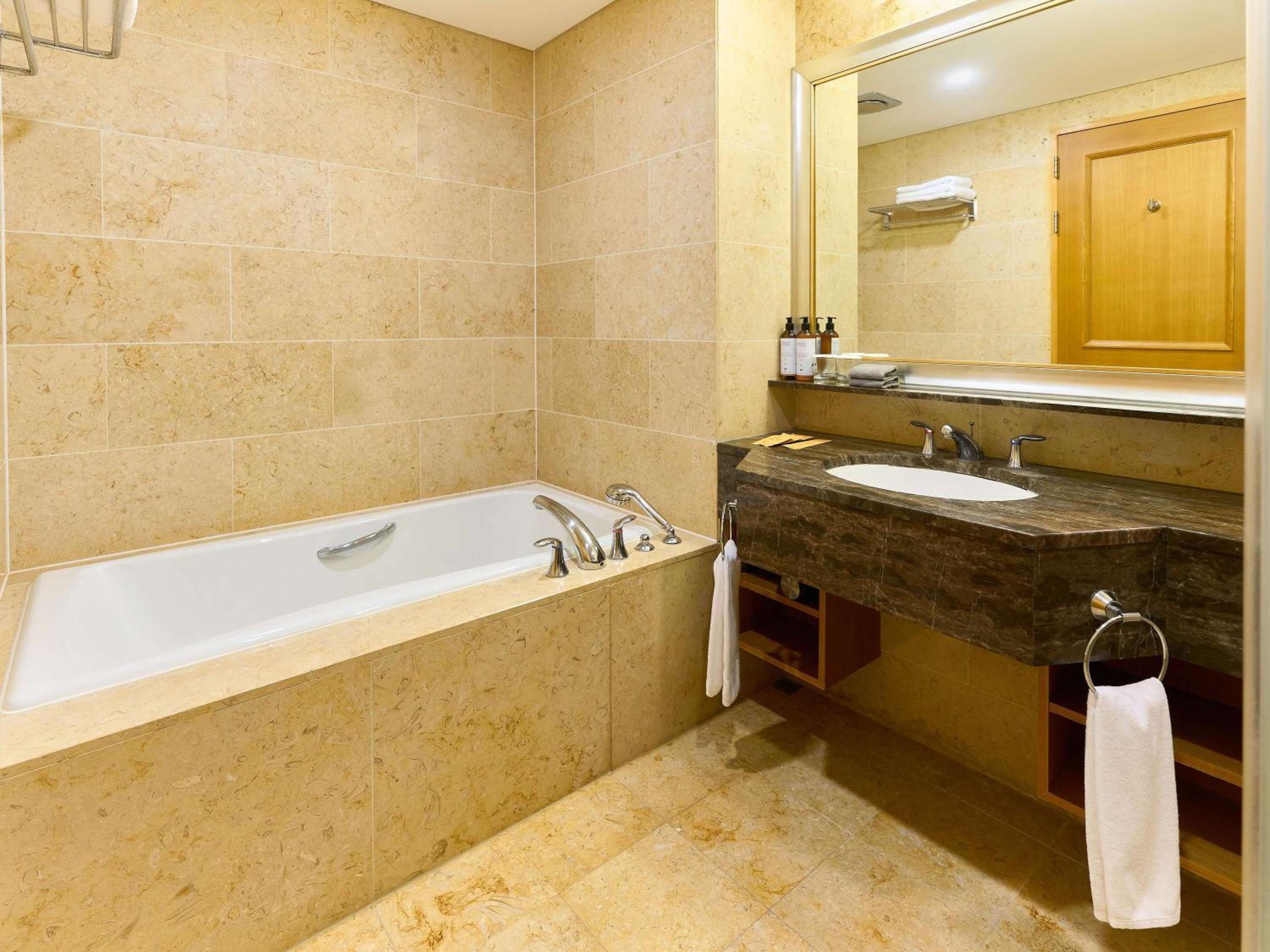 Deluxe Room - Photo 10
