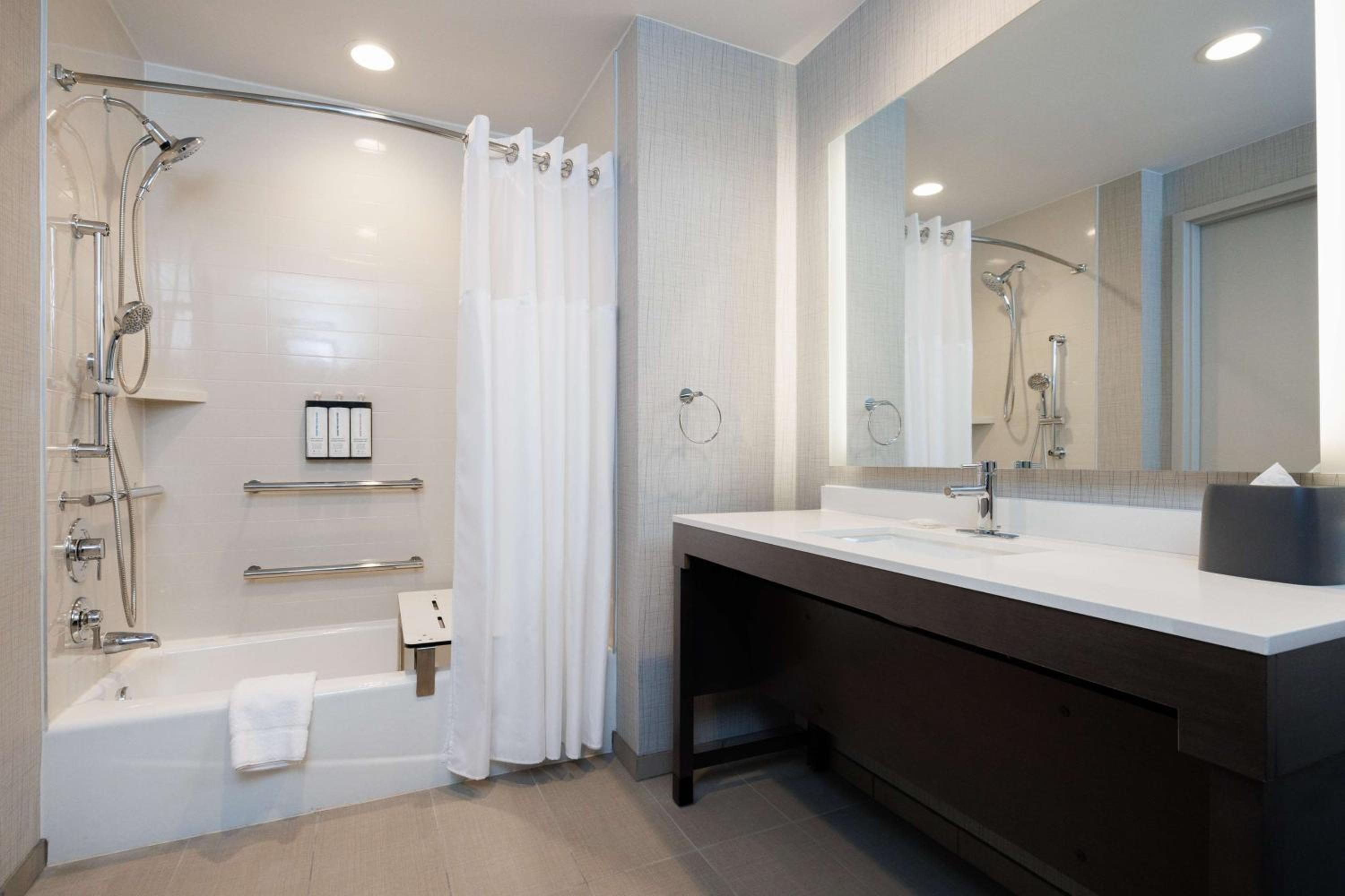 Queen Room with Two Queen Beds with Sofa Bed and Tub - Disability Access - Photo 2