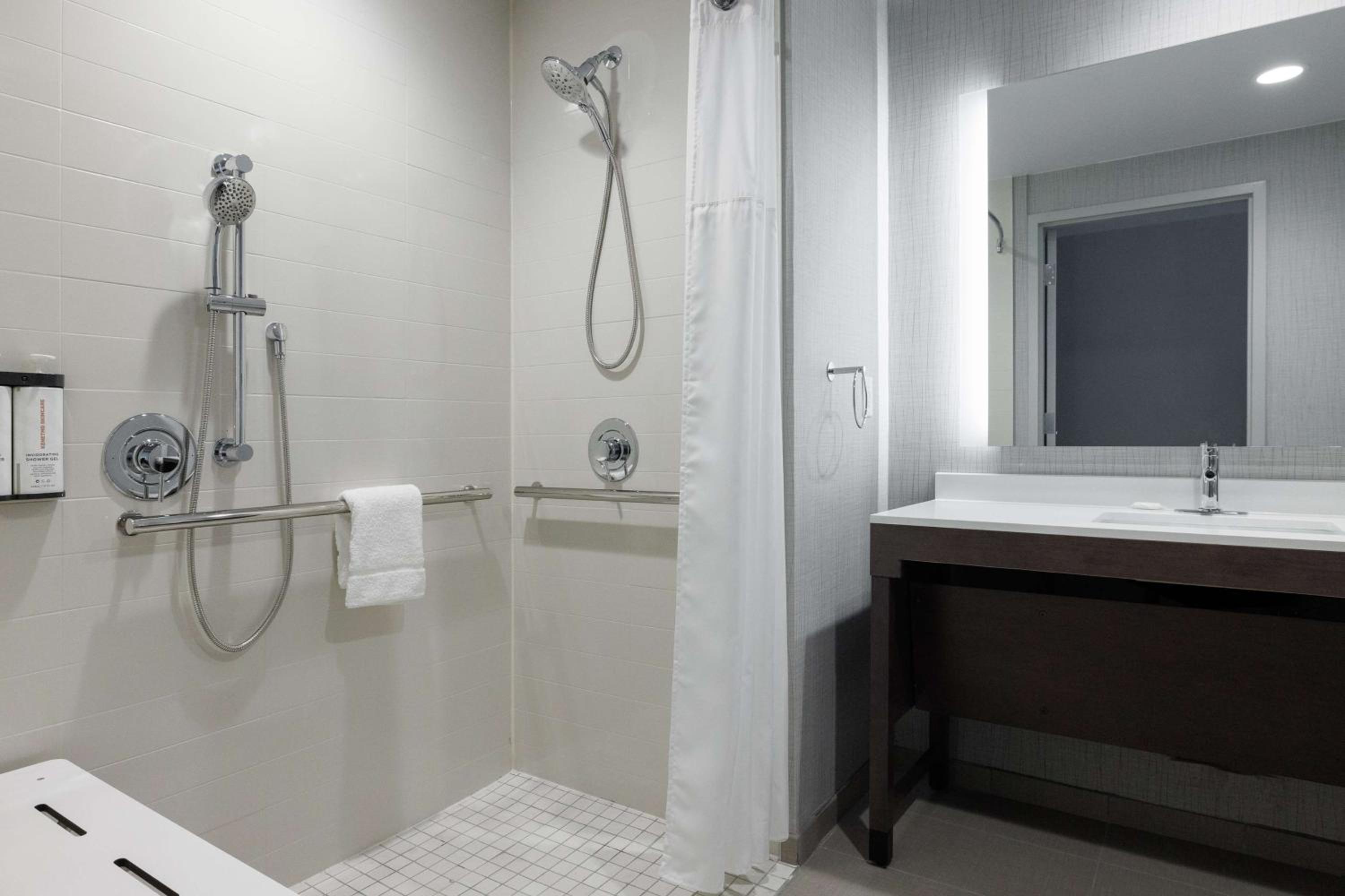 King Suite with Sofa Bed and Roll-In Shower - Disability Access - Photo 5